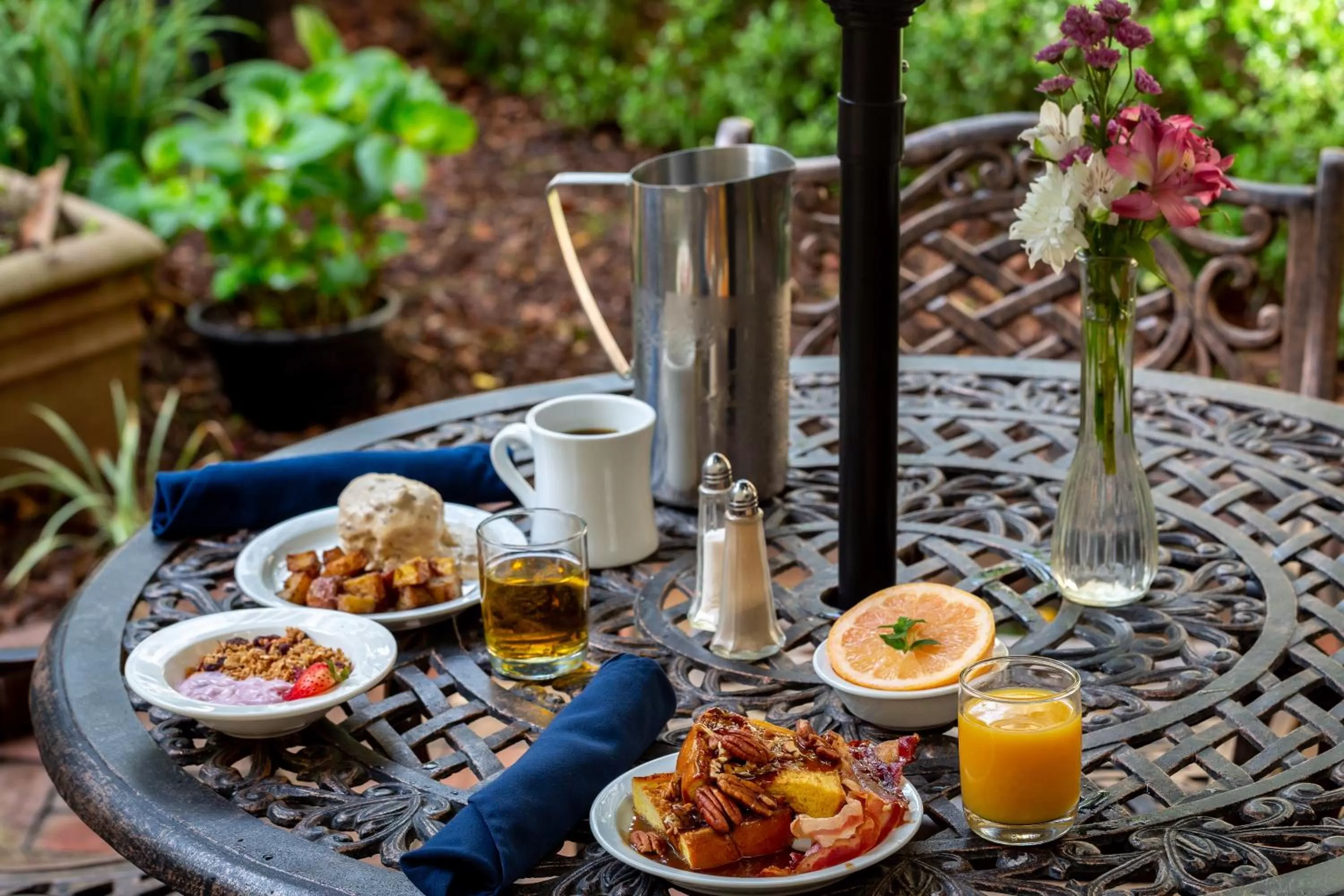 Breakfast in Eliza Thompson House, Historic Inns of Savannah Collection