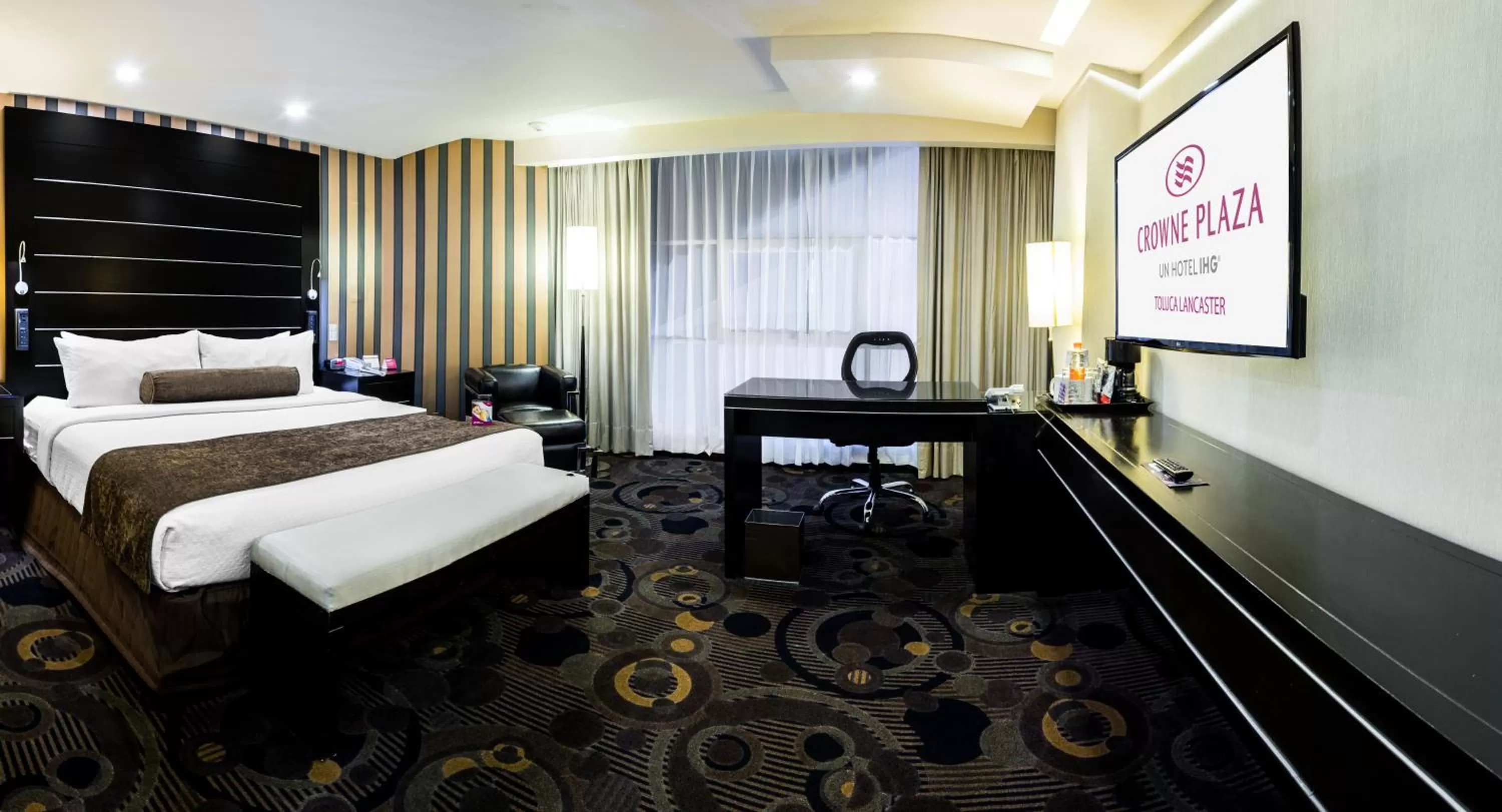Photo of the whole room, Bed in Crowne Plaza Toluca - Lancaster by IHG