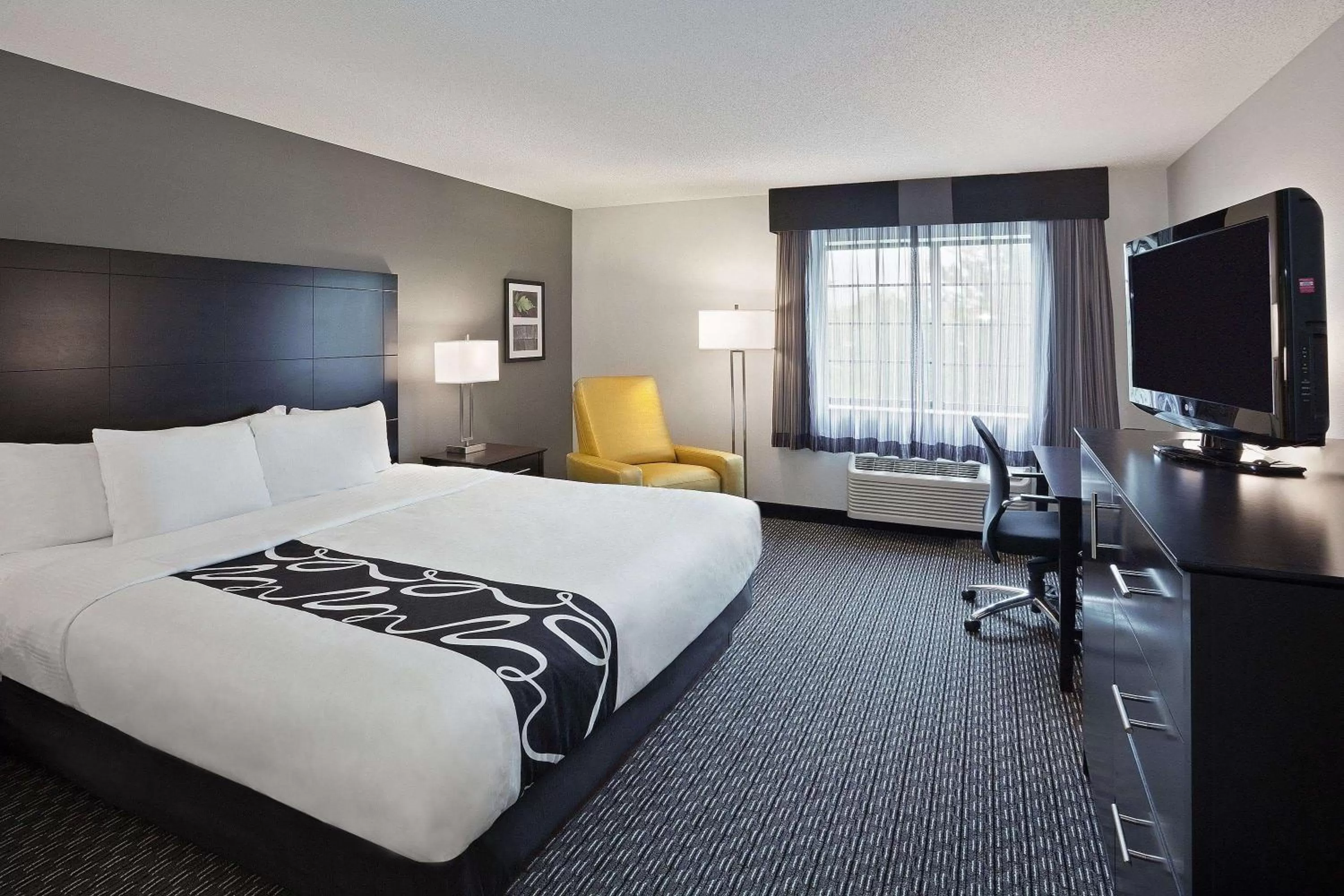 Photo of the whole room, Bed in La Quinta by Wyndham Cleveland Macedonia