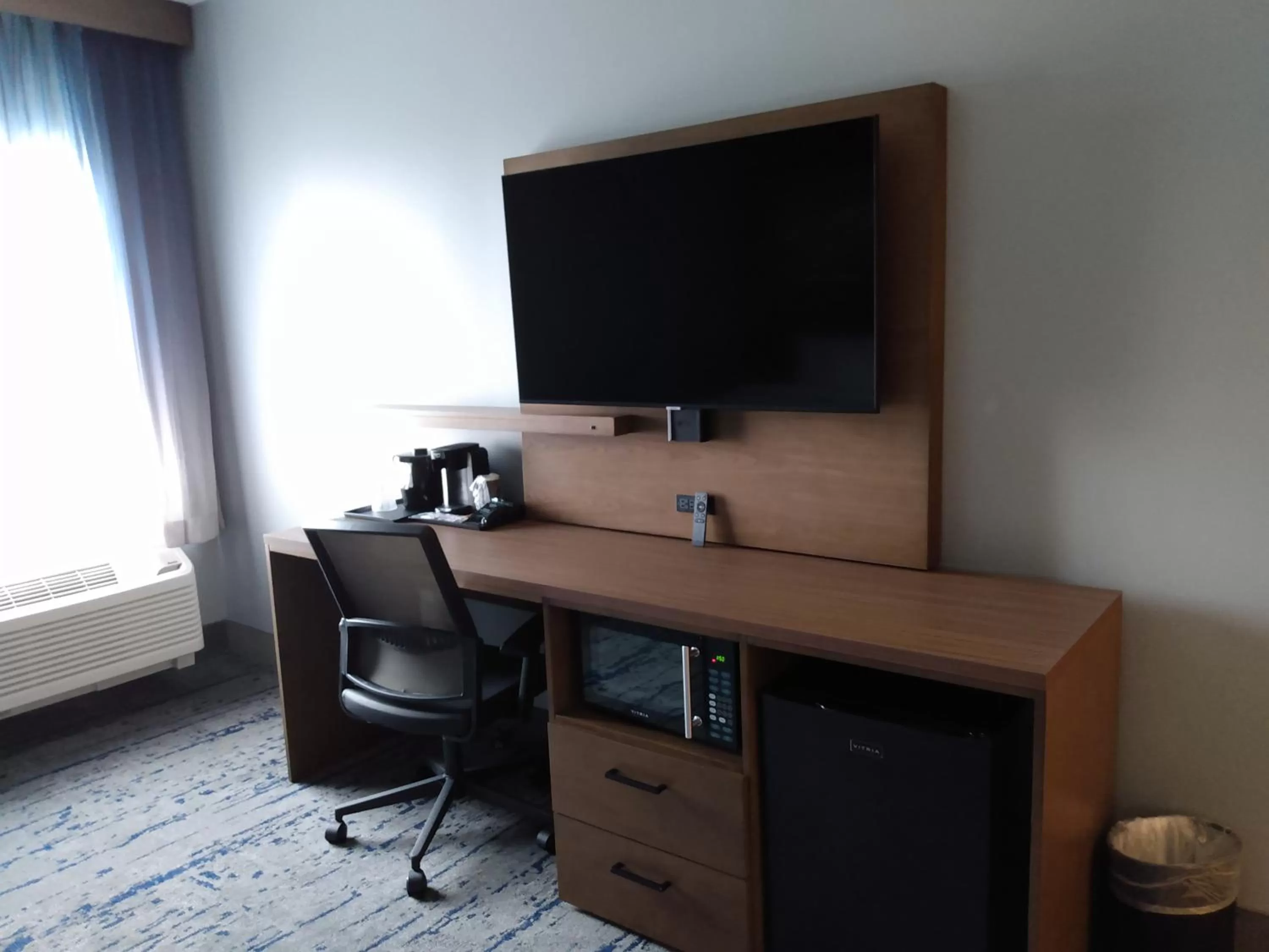 Bedroom in La Quinta Inn & Suites by Wyndham Bardstown