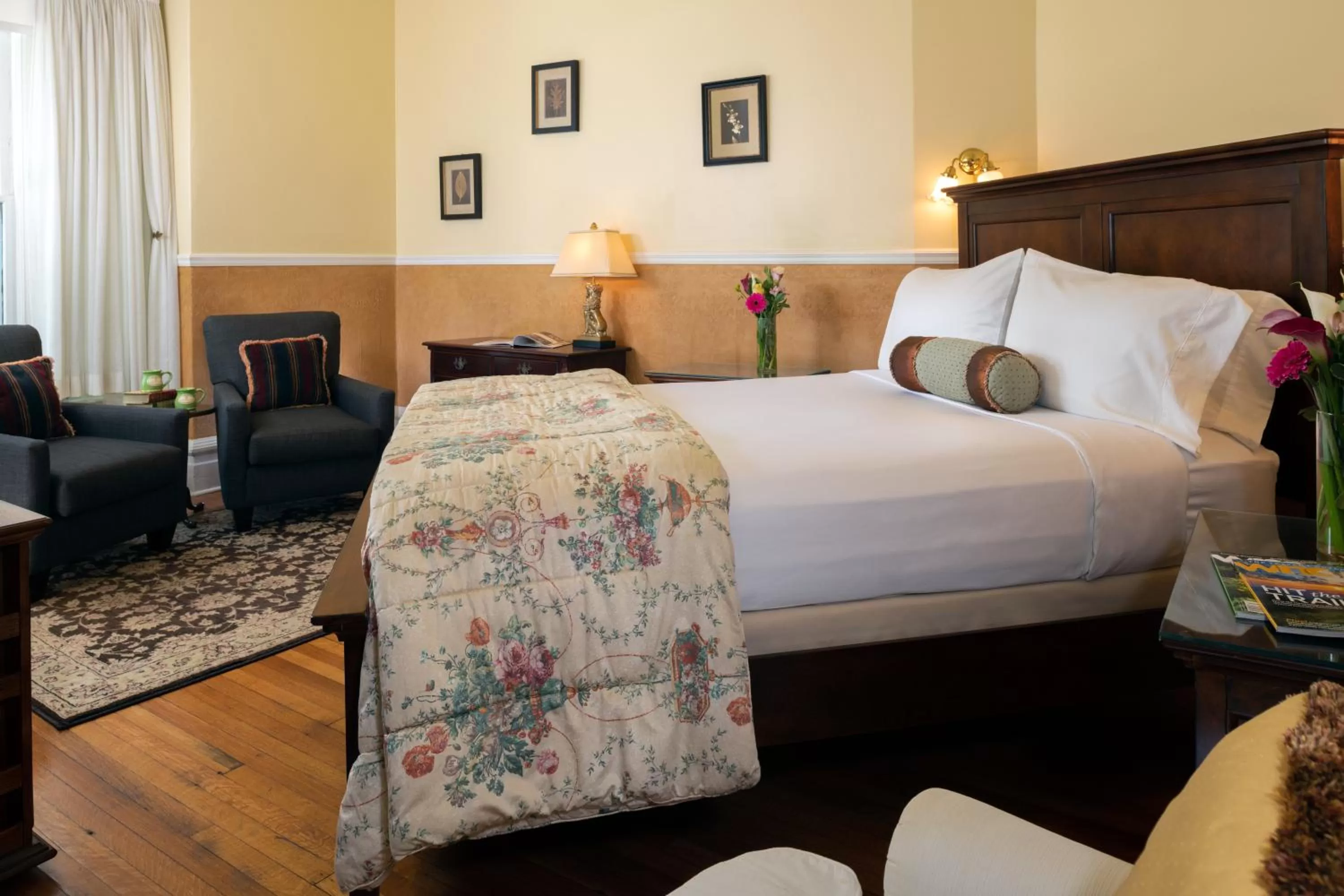 Bed in Albemarle Inn - Asheville