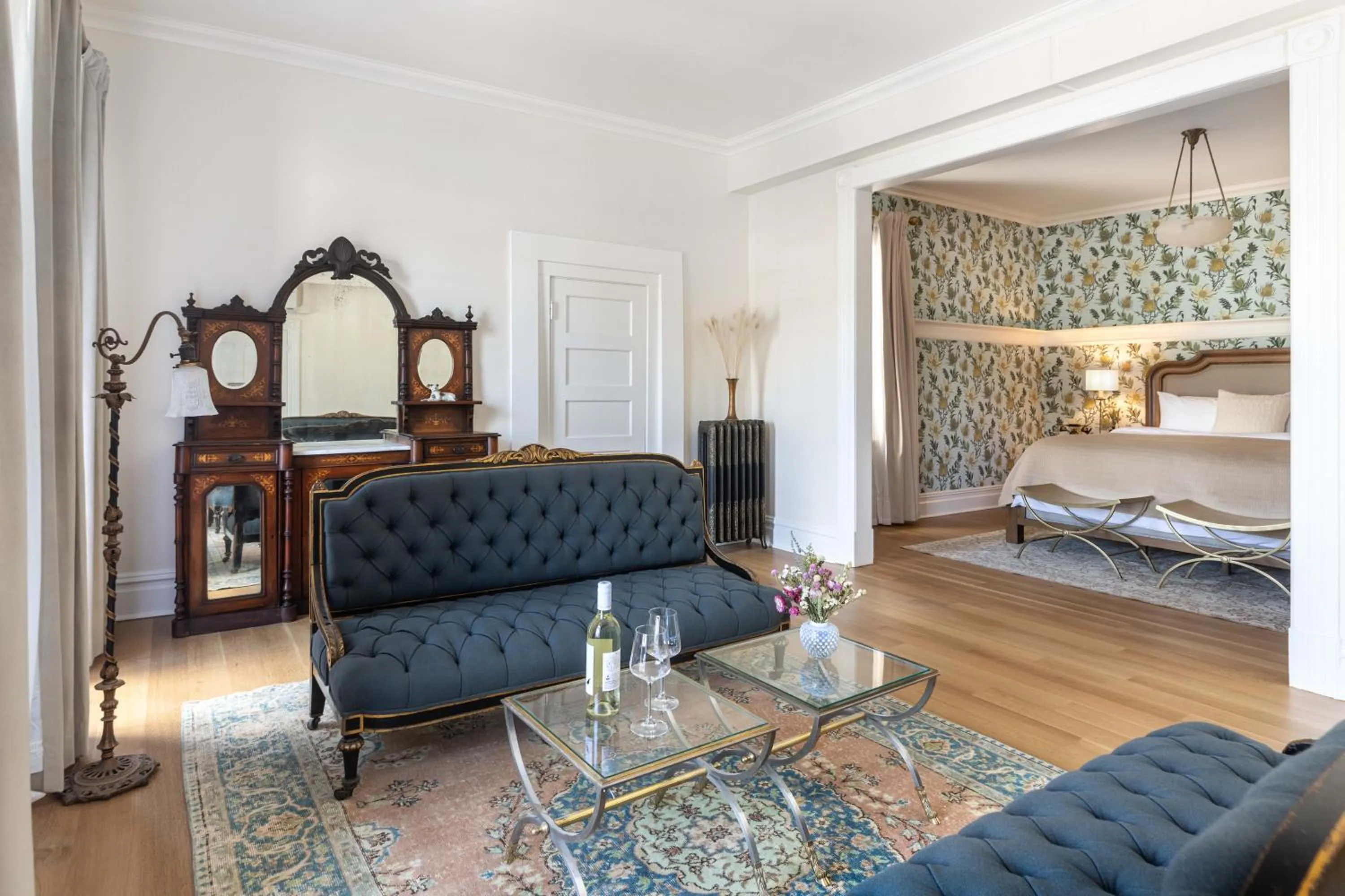 Seating area, Bed in National Exchange Hotel