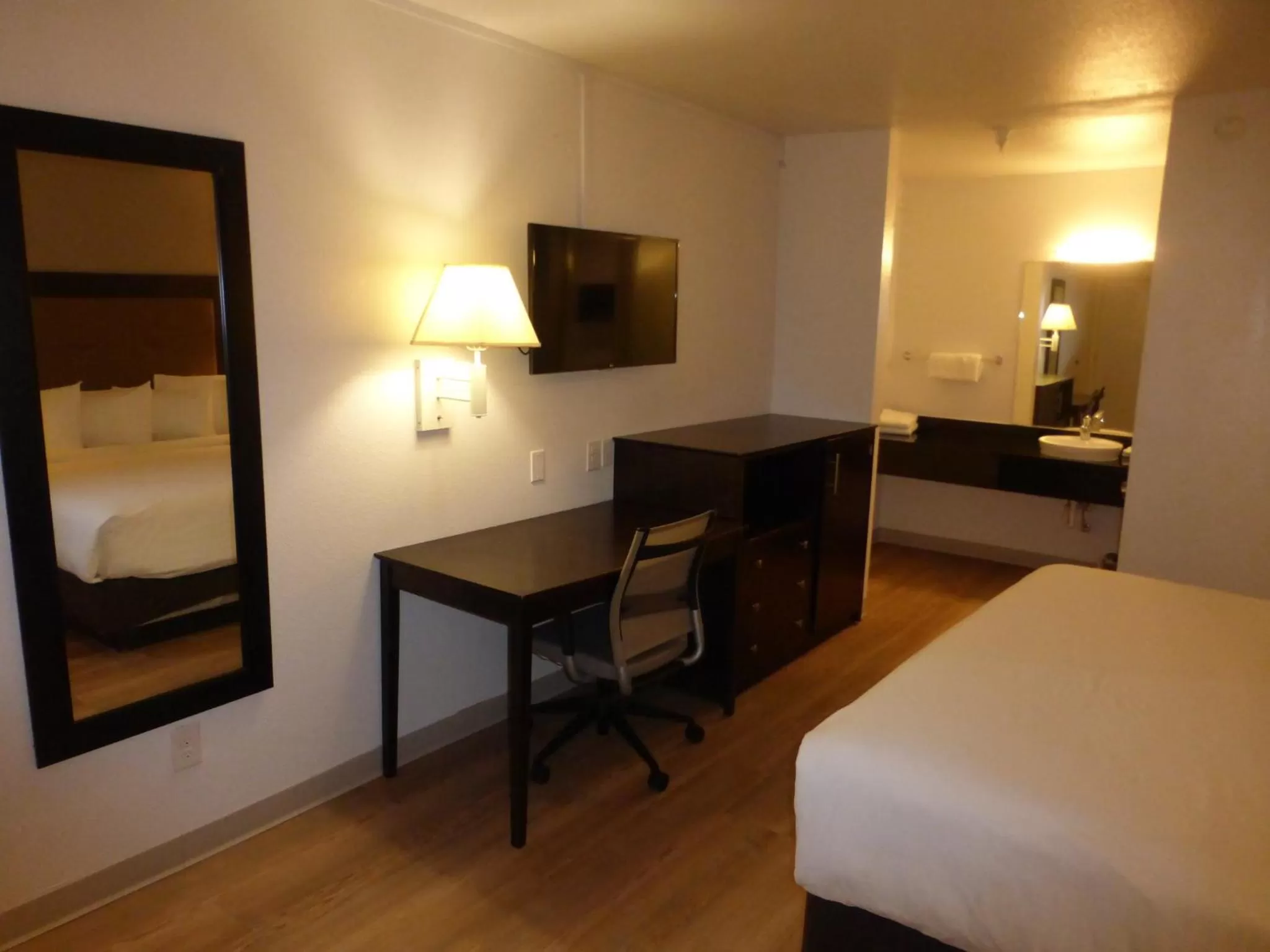 Bedroom, Bed in Red Roof Inn Houston - Jersey Village