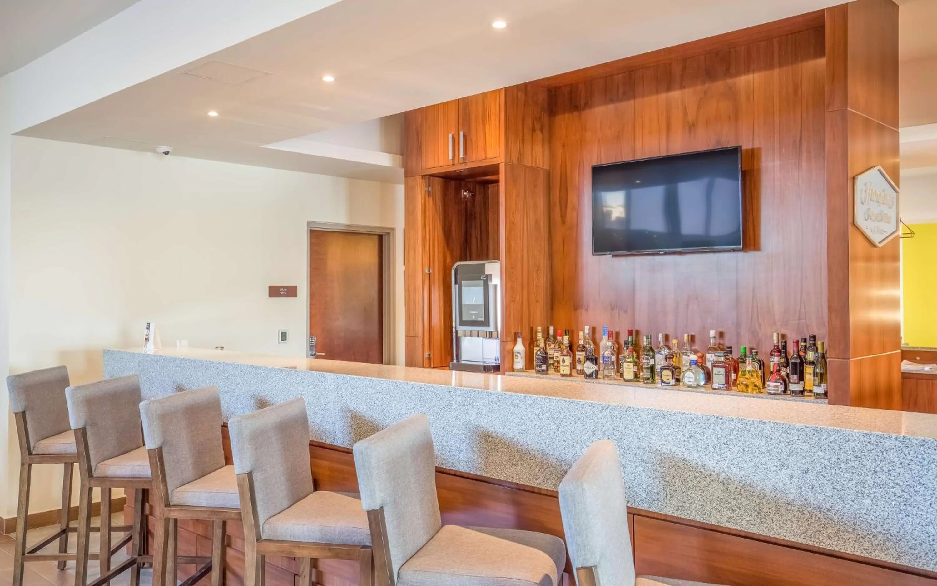Lounge or bar in Hampton Inn & Suites by Hilton Los Cabos