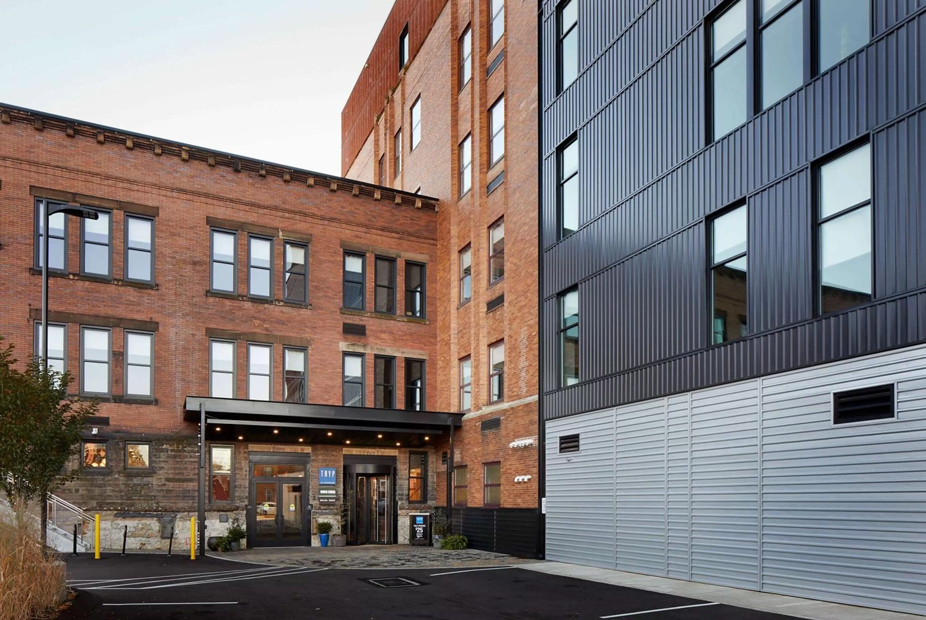 Property building in TRYP by Wyndham Pittsburgh/Lawrenceville