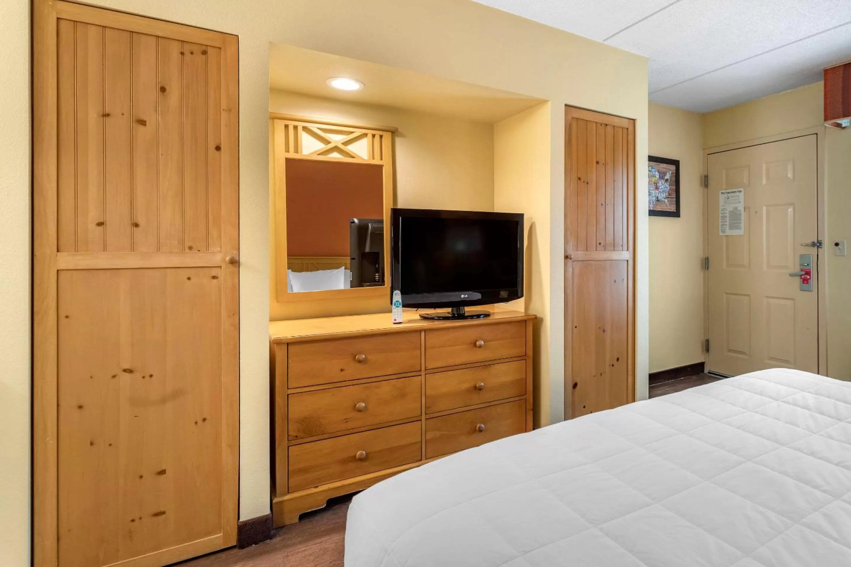 Photo of the whole room, Bed in Econo Lodge Pigeon Forge Riverside