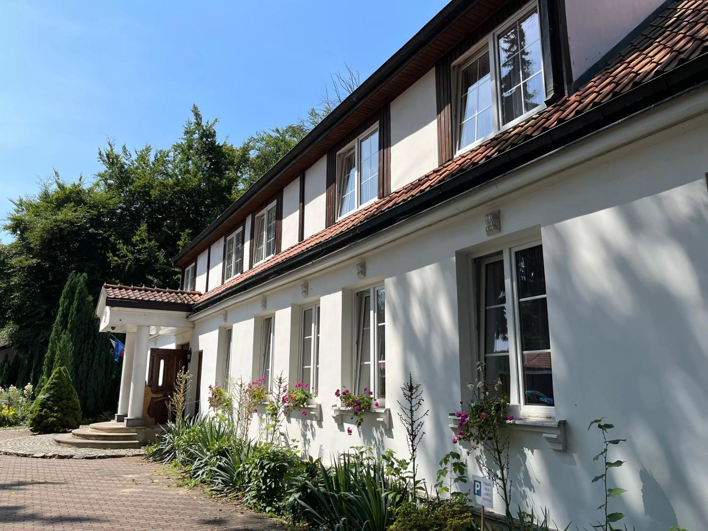 Property building in Dedek Park - historyczny dworek w pięknym Parku Skaryszewskim obok Stadionu Narodowego