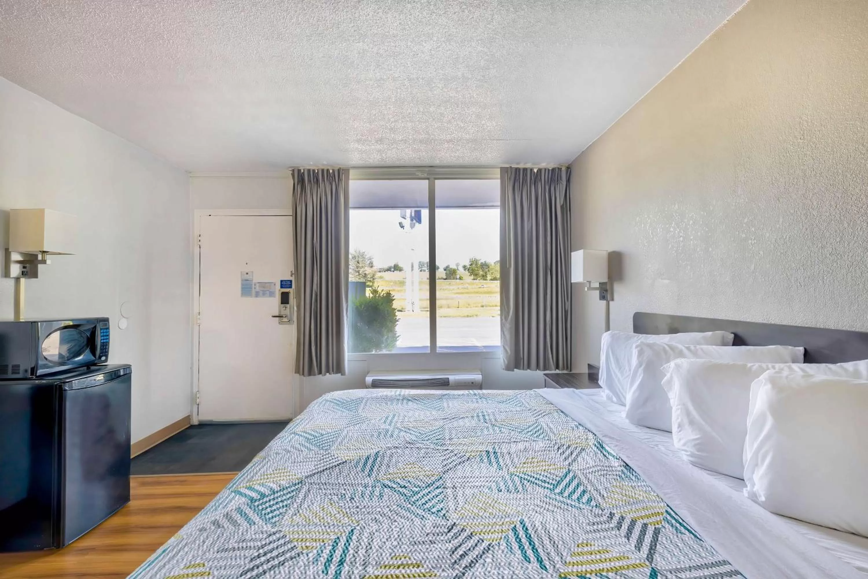 Photo of the whole room, Bed in Motel 6-Mount Jackson, VA - Shenandoah