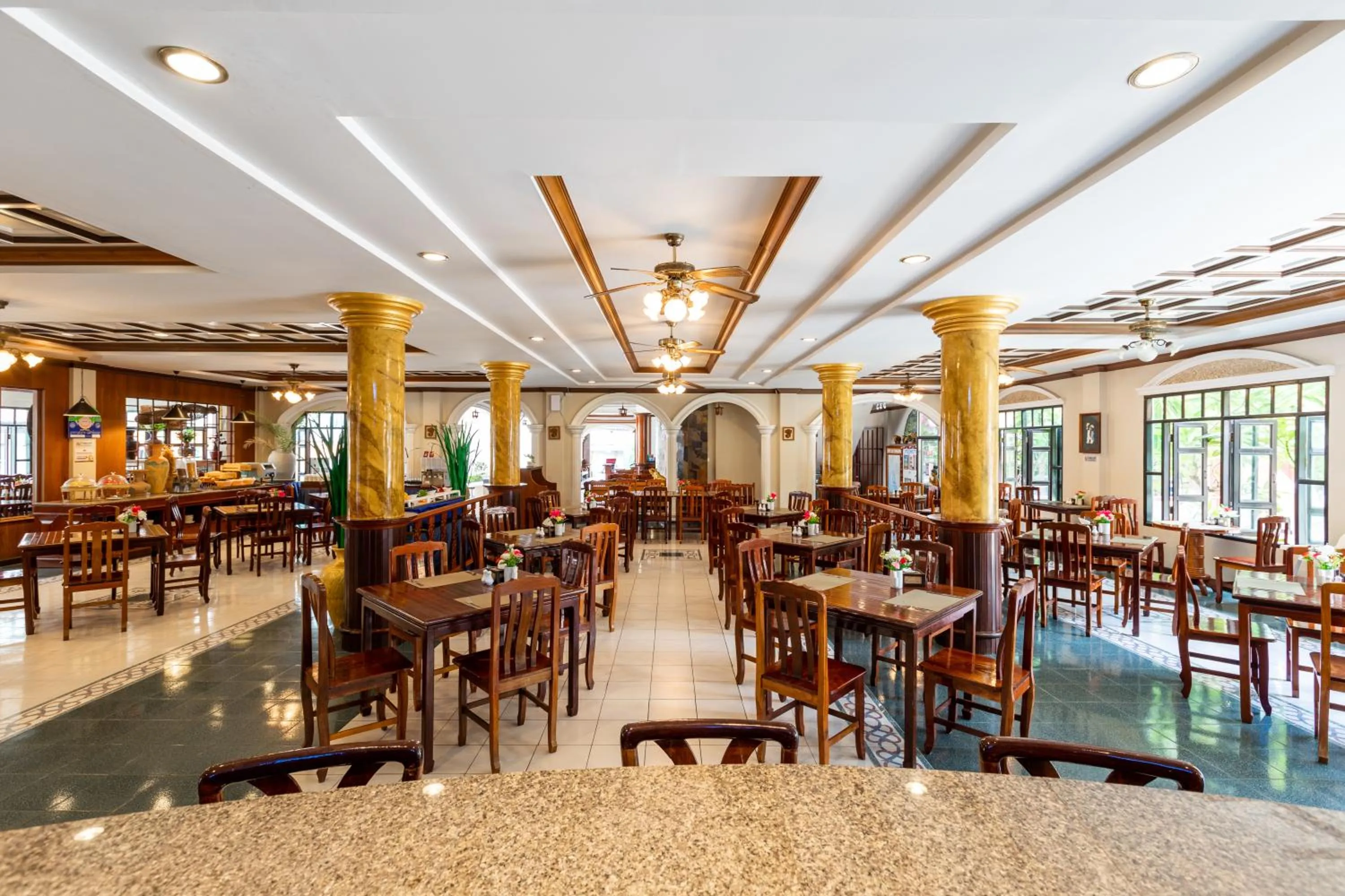 Restaurant/places to eat in Tony Resort