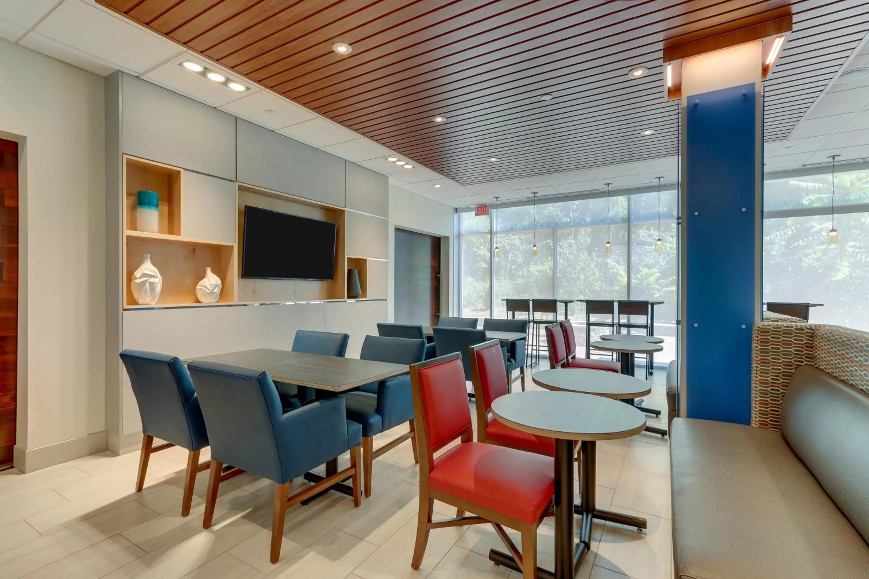 Breakfast in Holiday Inn Express & Suites - Roanoke – Civic Center