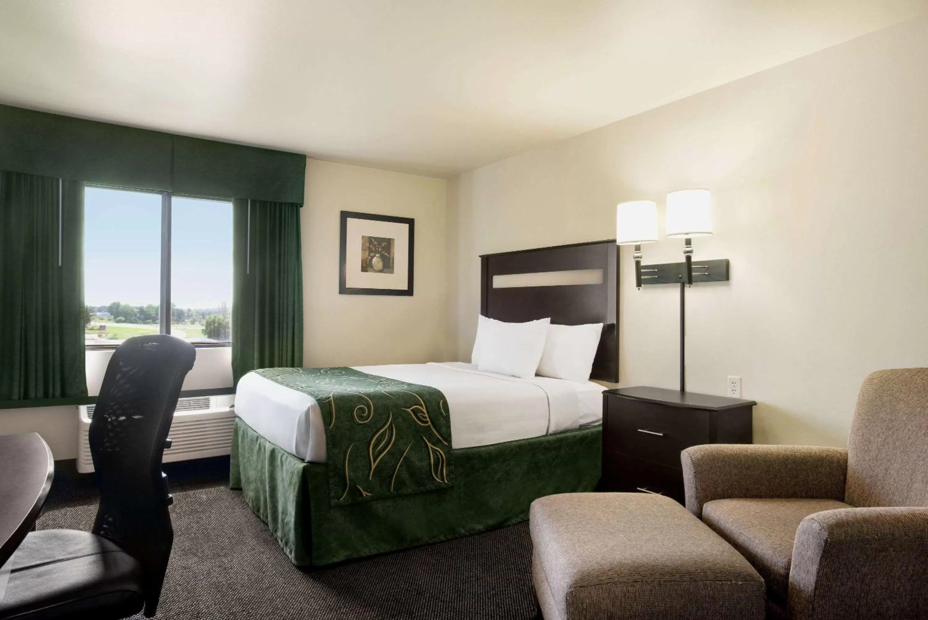 Photo of the whole room, Bed in Baymont by Wyndham Glenwood