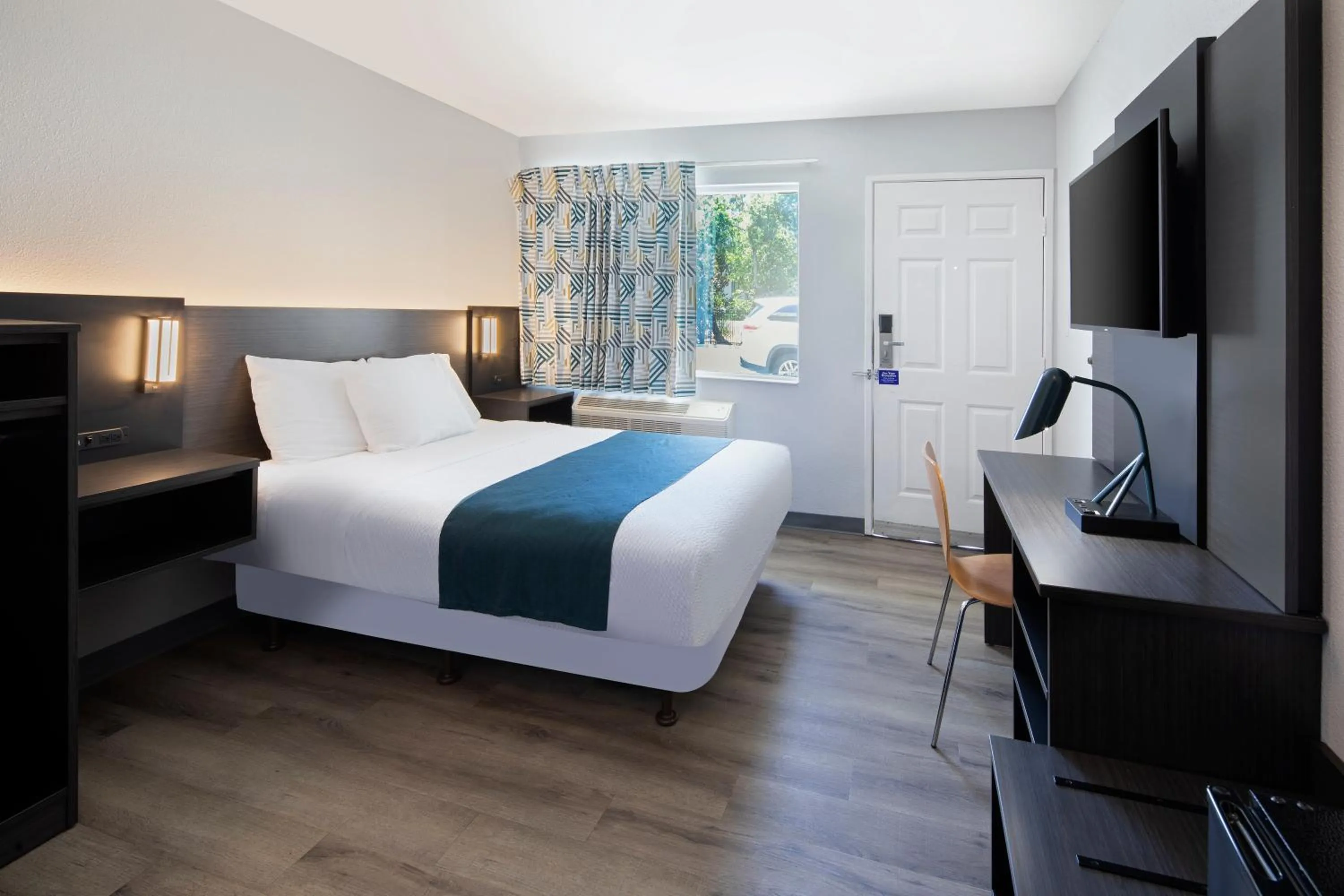 Bed in Motel 6-Woodland, CA Sacramento Airport