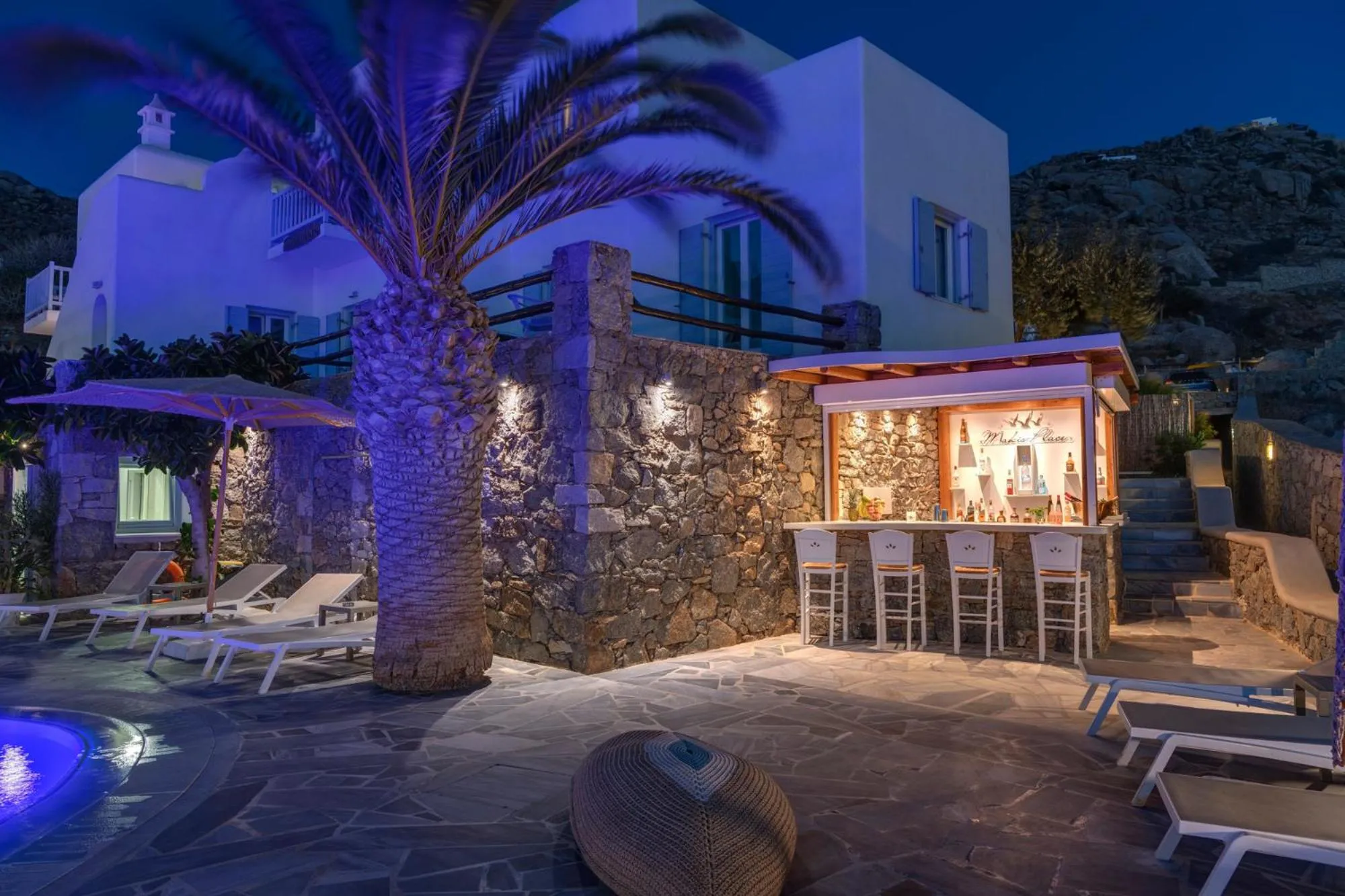 Lounge or bar in Makis Place