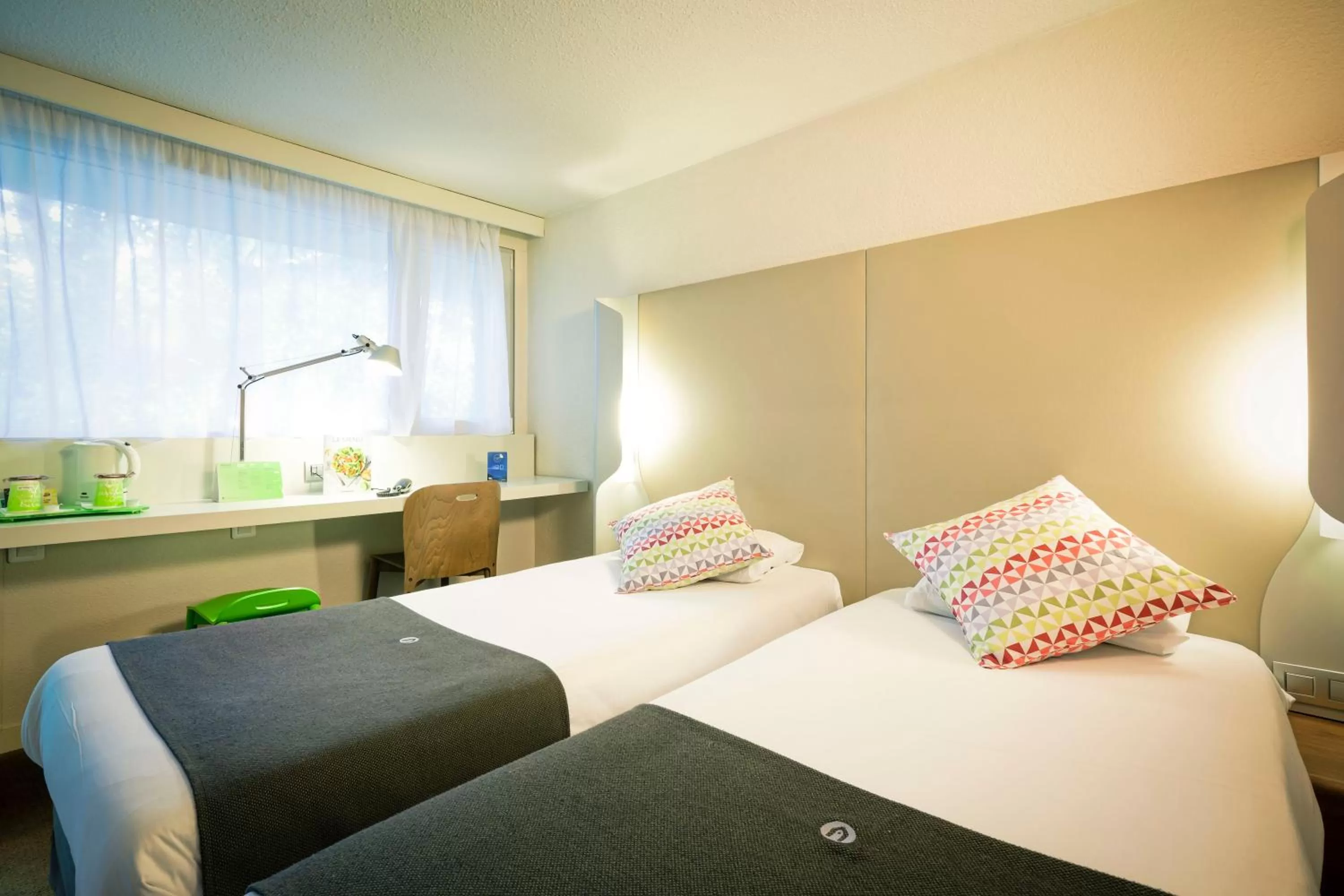 Shower, Bed in Campanile Genève - Ferney-Voltaire