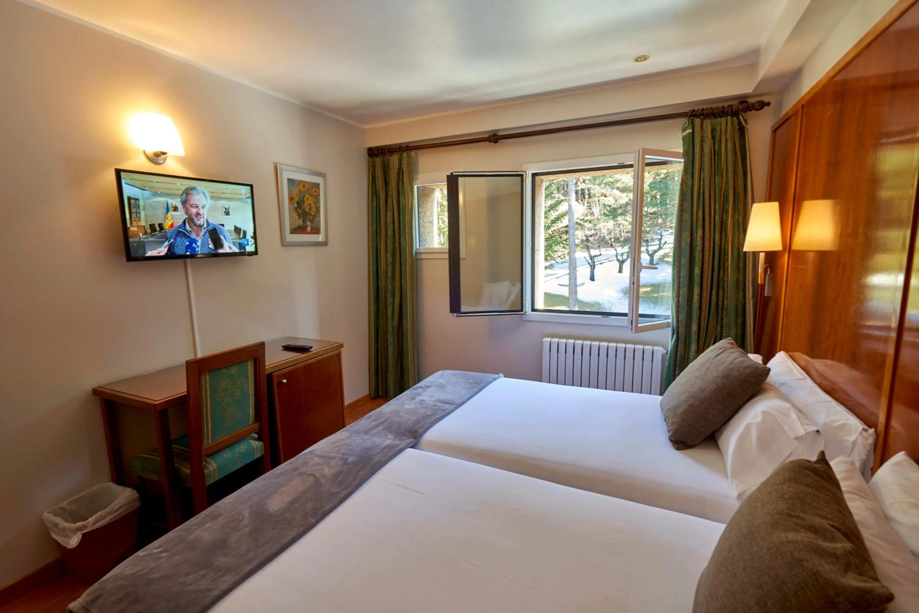 Photo of the whole room, Bed in Coma Bella