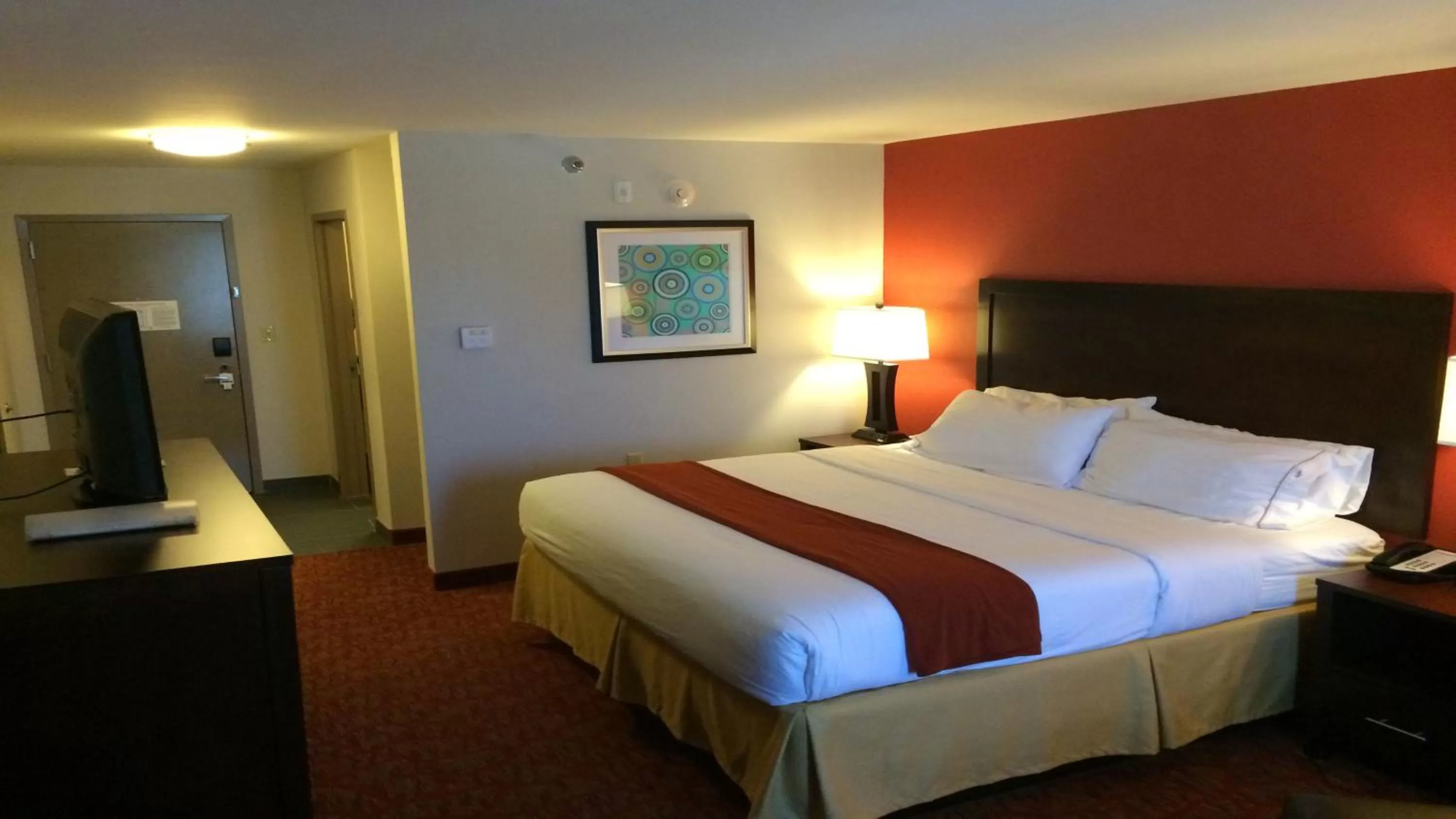 Photo of the whole room, Bed in Holiday Inn Guin by IHG