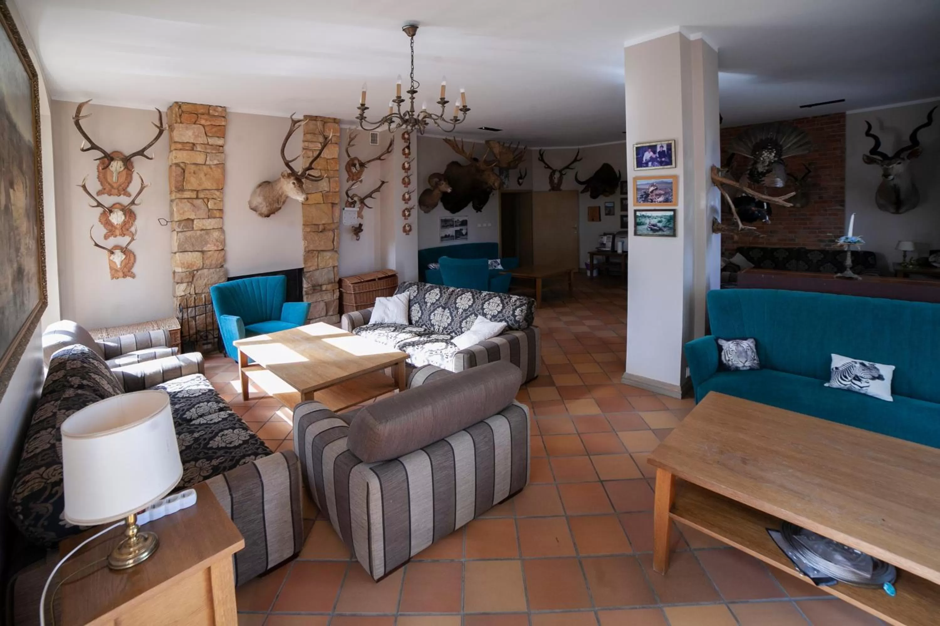 Communal lounge/ TV room in Pensjonat Myśliwski