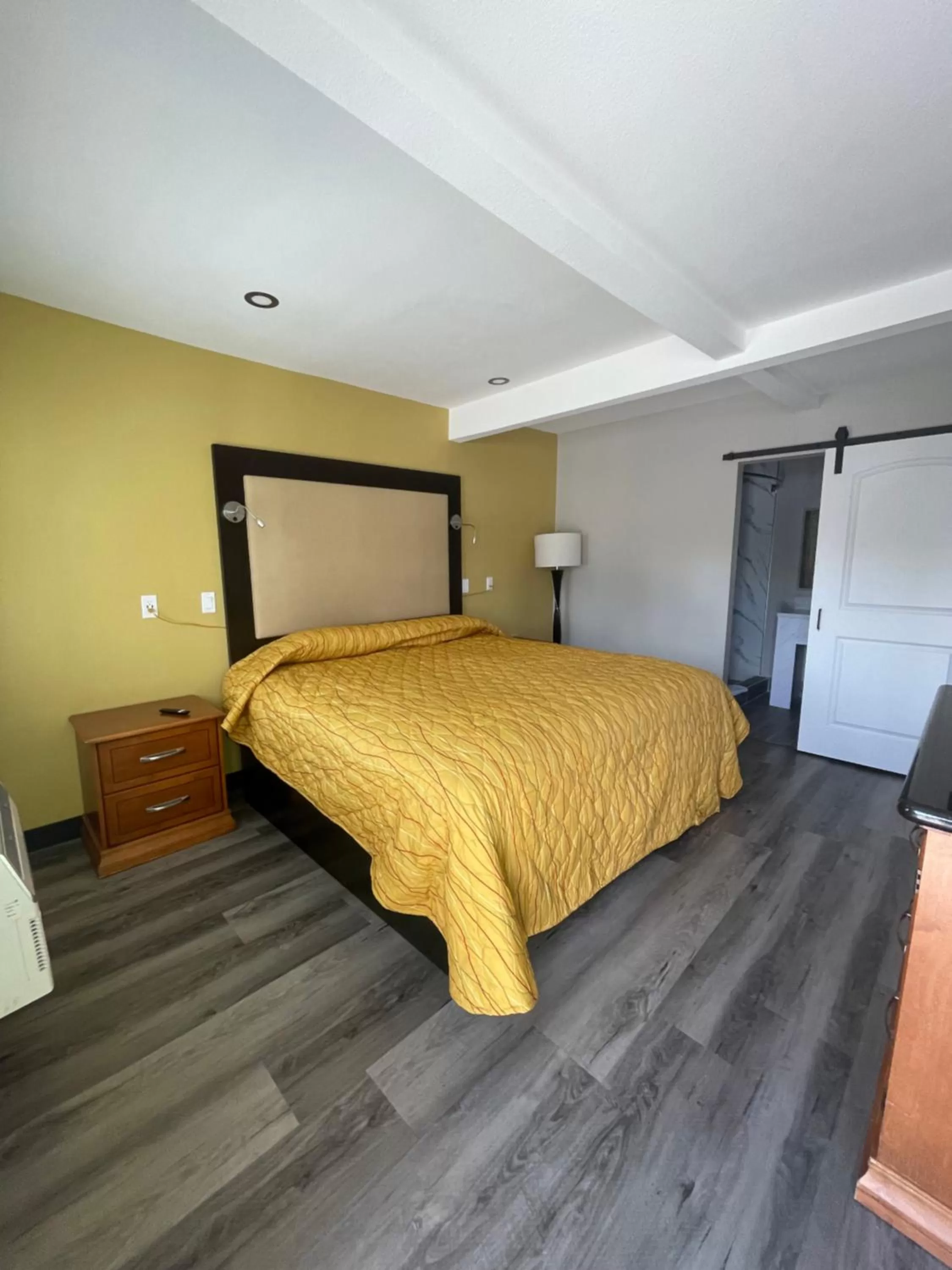 Bed in Stadium Inn & Spas