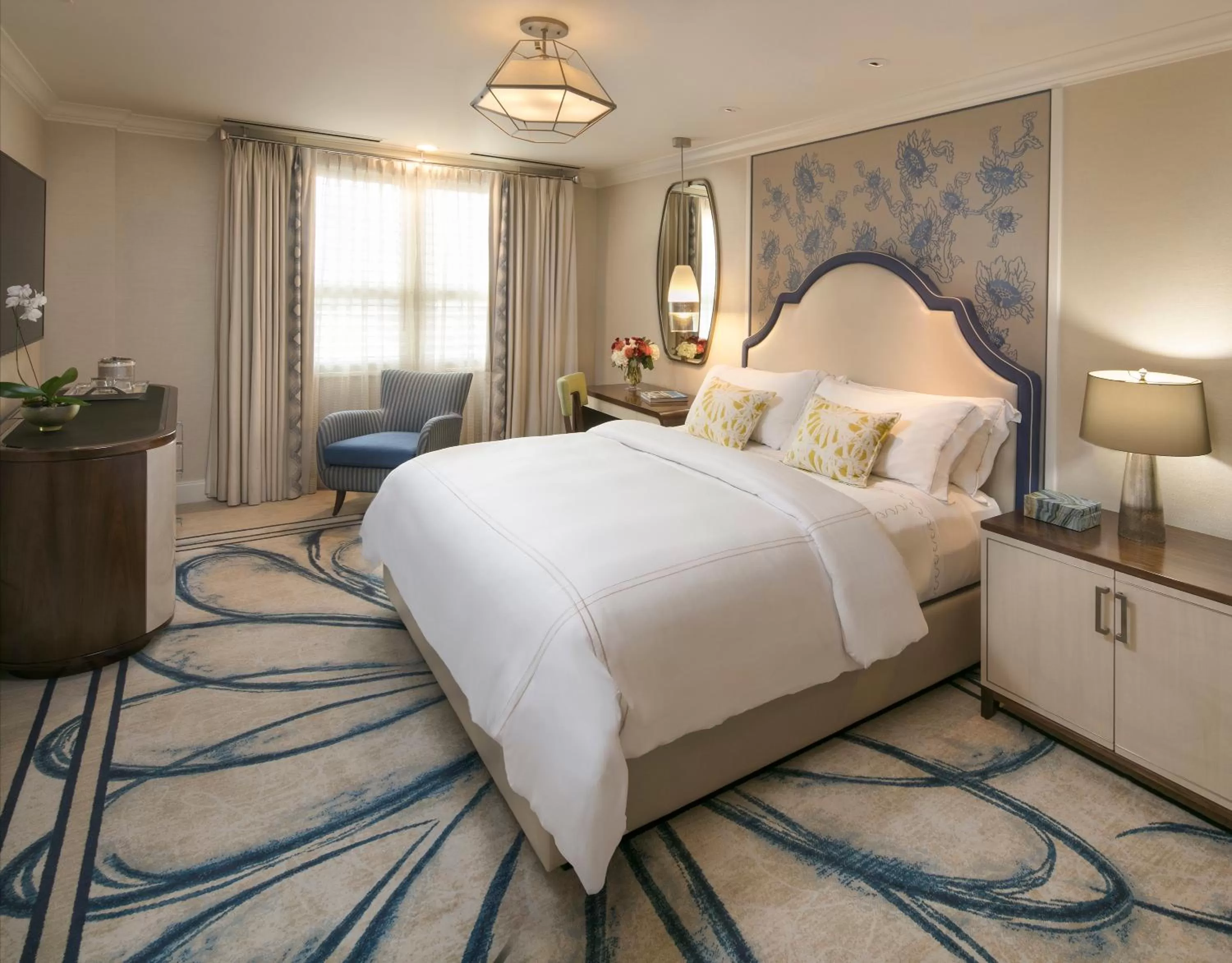 Photo of the whole room, Bed in The Breakers Palm Beach