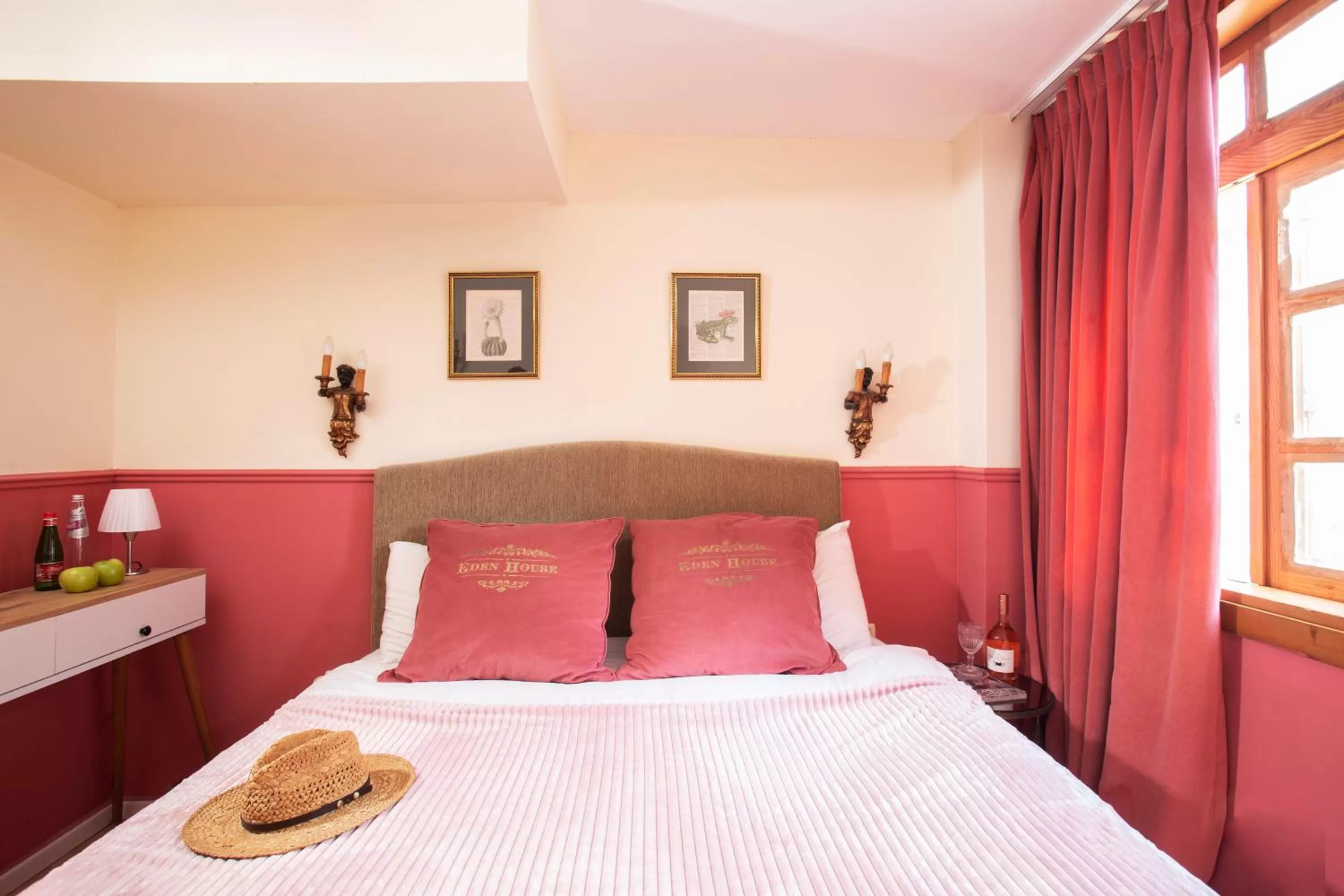 Bed in The Elliot - Adults only