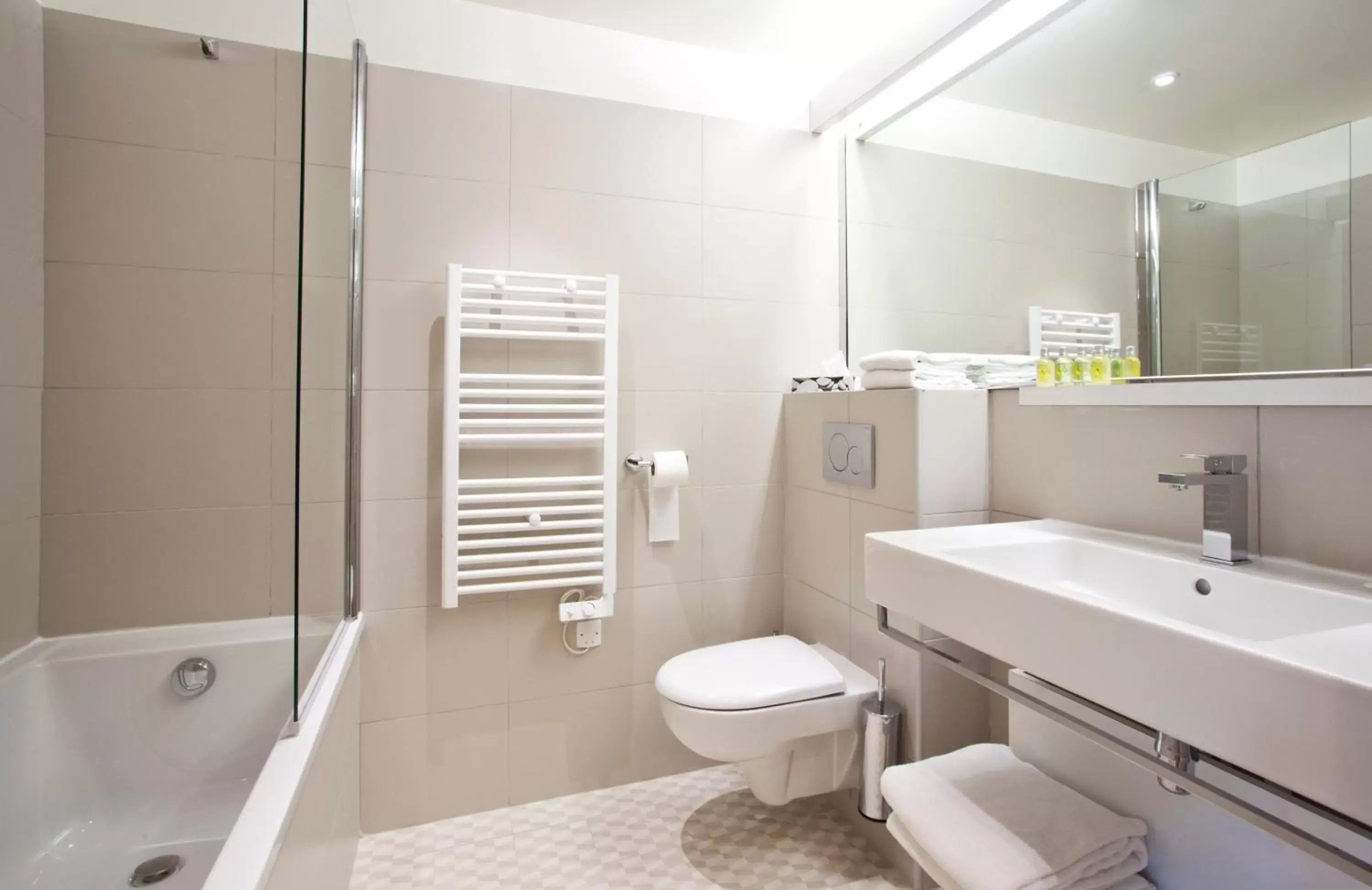 Family Queen Room in Golden Tulip Avignon Le Paradou Family Queen Room in Golden Tulip Avignon Le Paradou