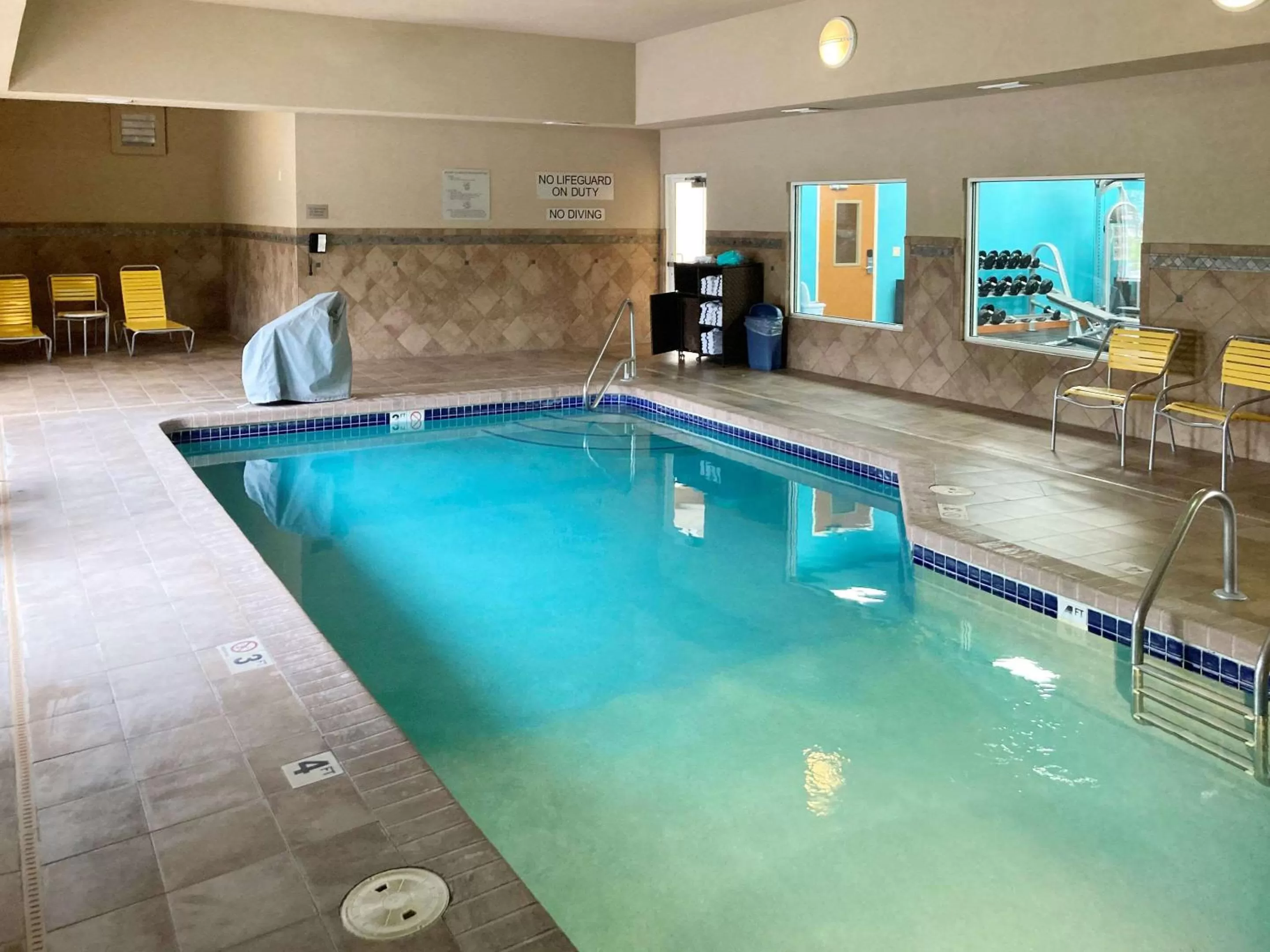 Swimming pool in Comfort Inn & Suites Ankeny - Des Moines