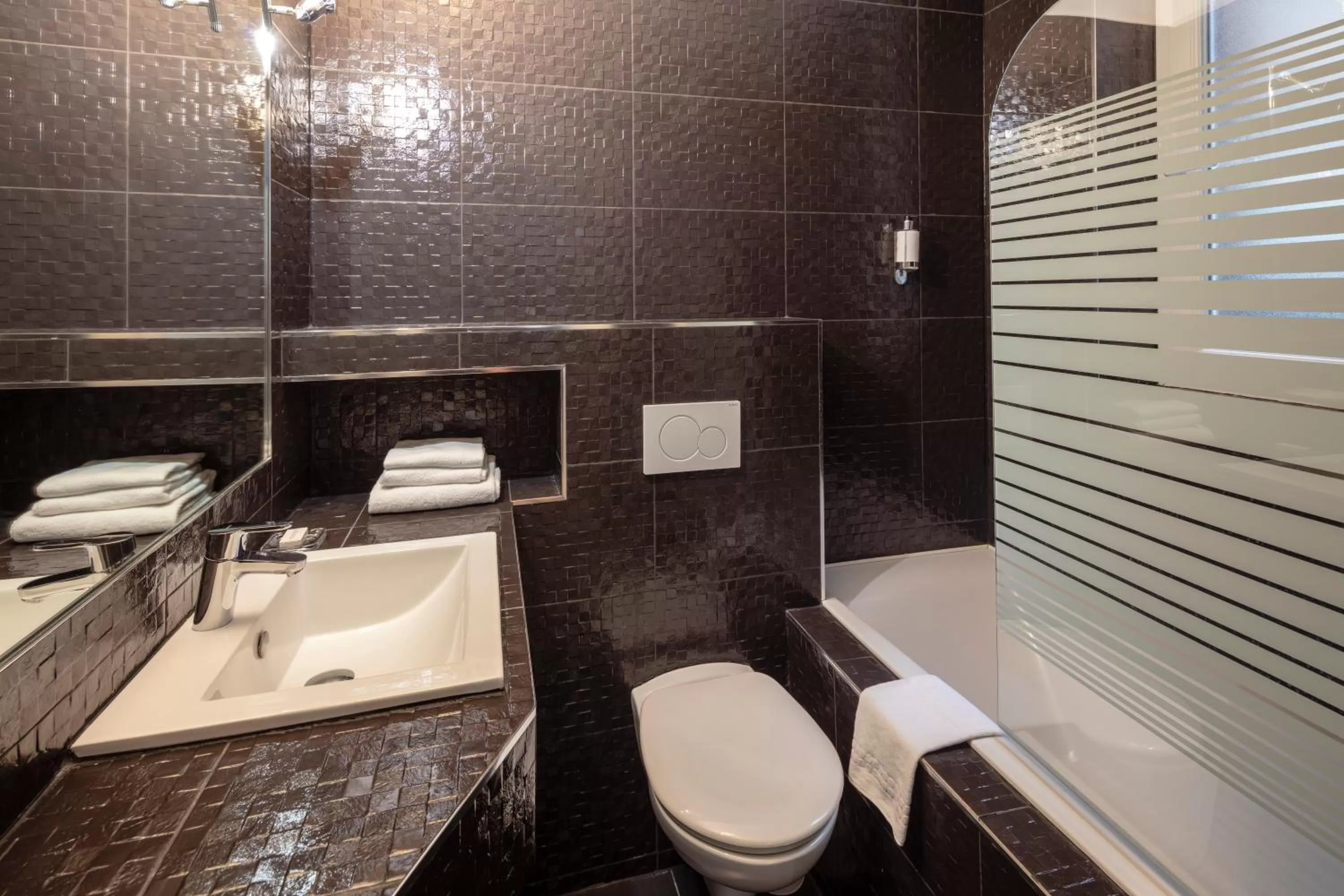 Bathroom in Brueghel