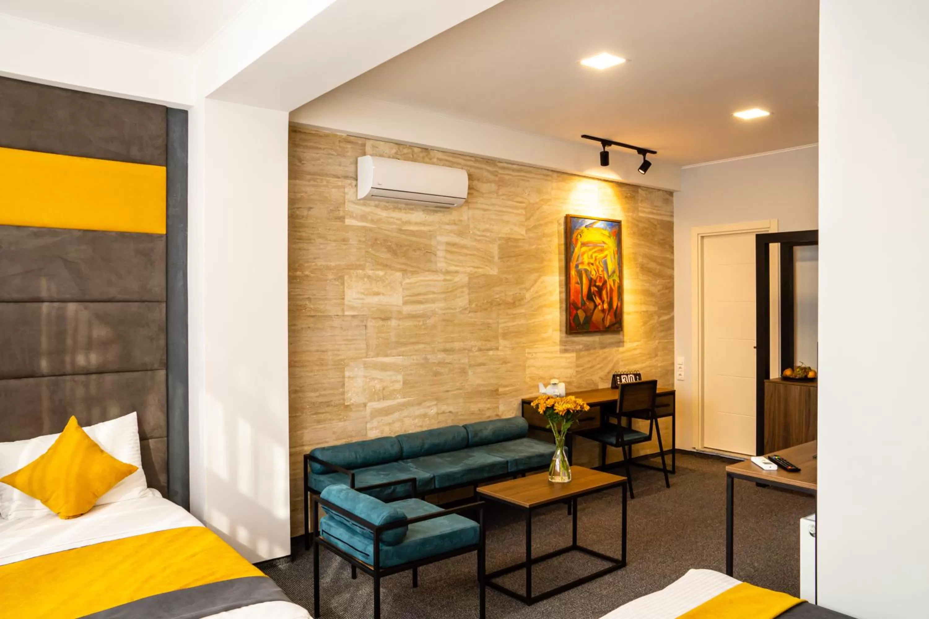 Living room, Bed in BG Palace Hotel