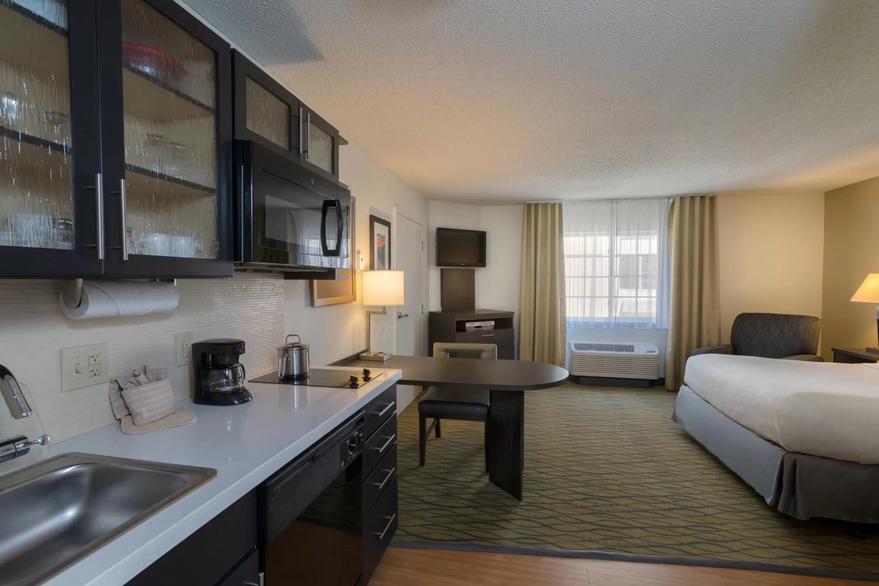 Photo of the whole room, Bed in Candlewood Suites Rogers-Bentonville by IHG