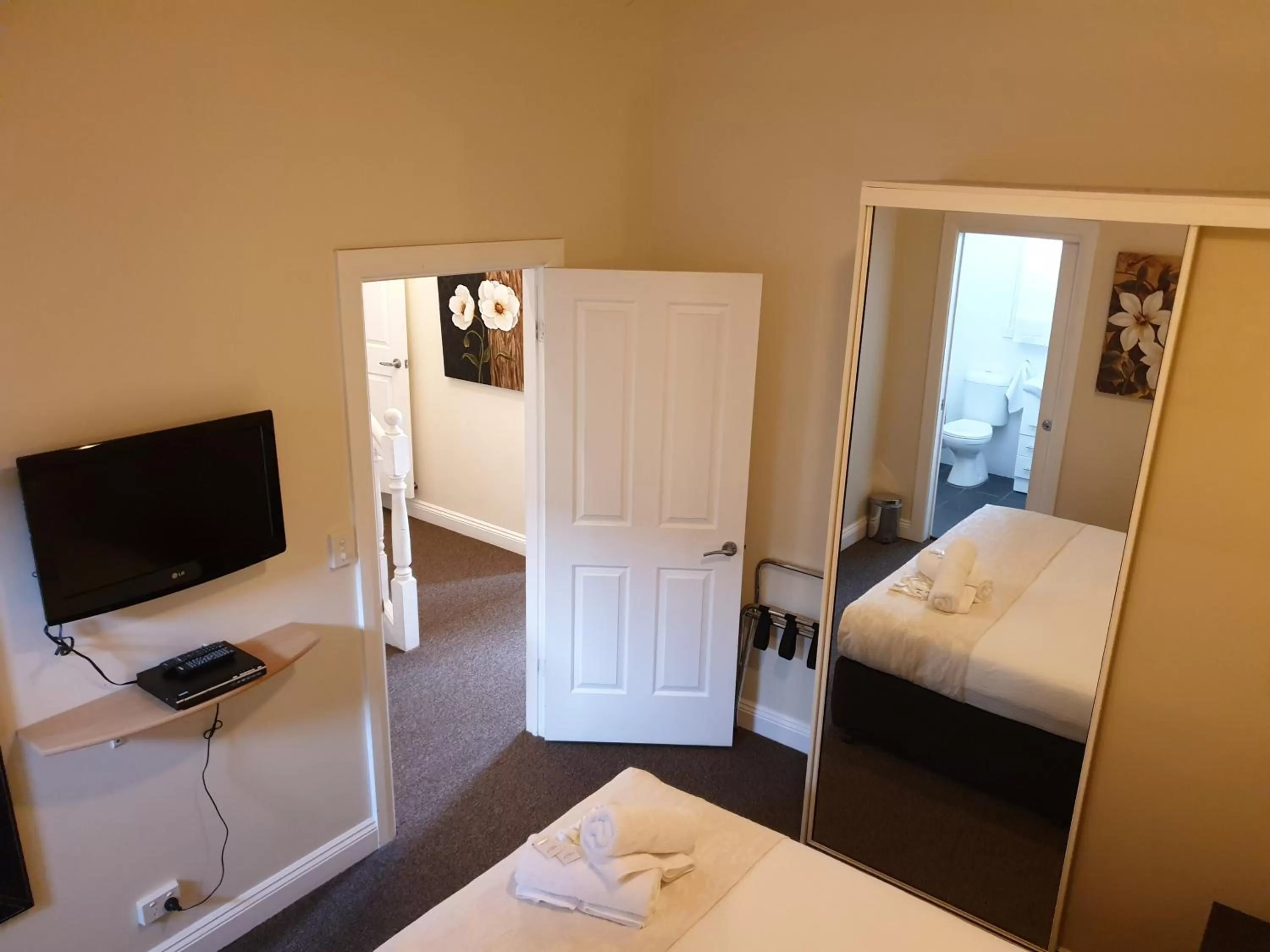 Bedroom, Bed in Balcony On Sixth Lodge