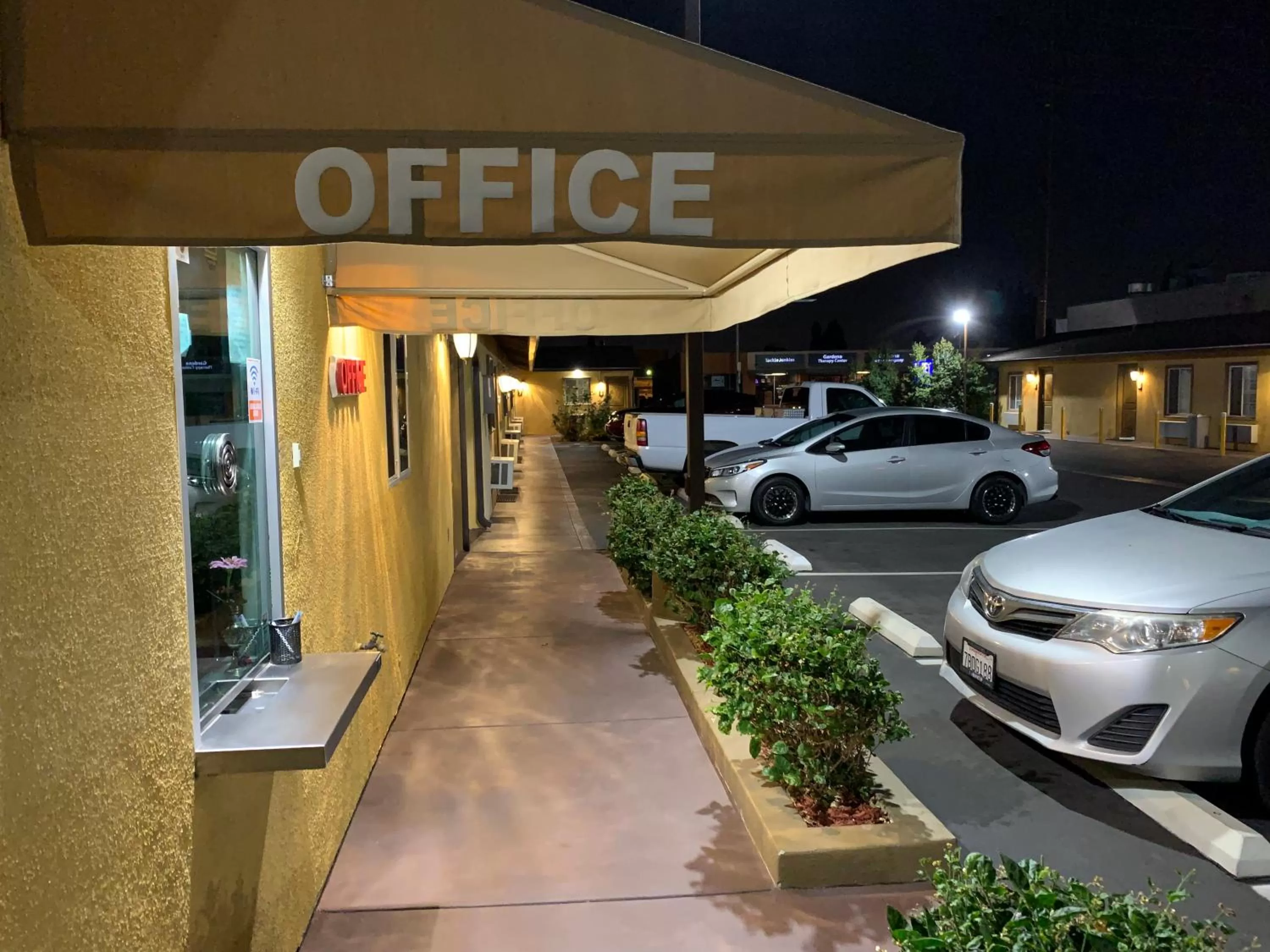 Property building in El Rey Inn