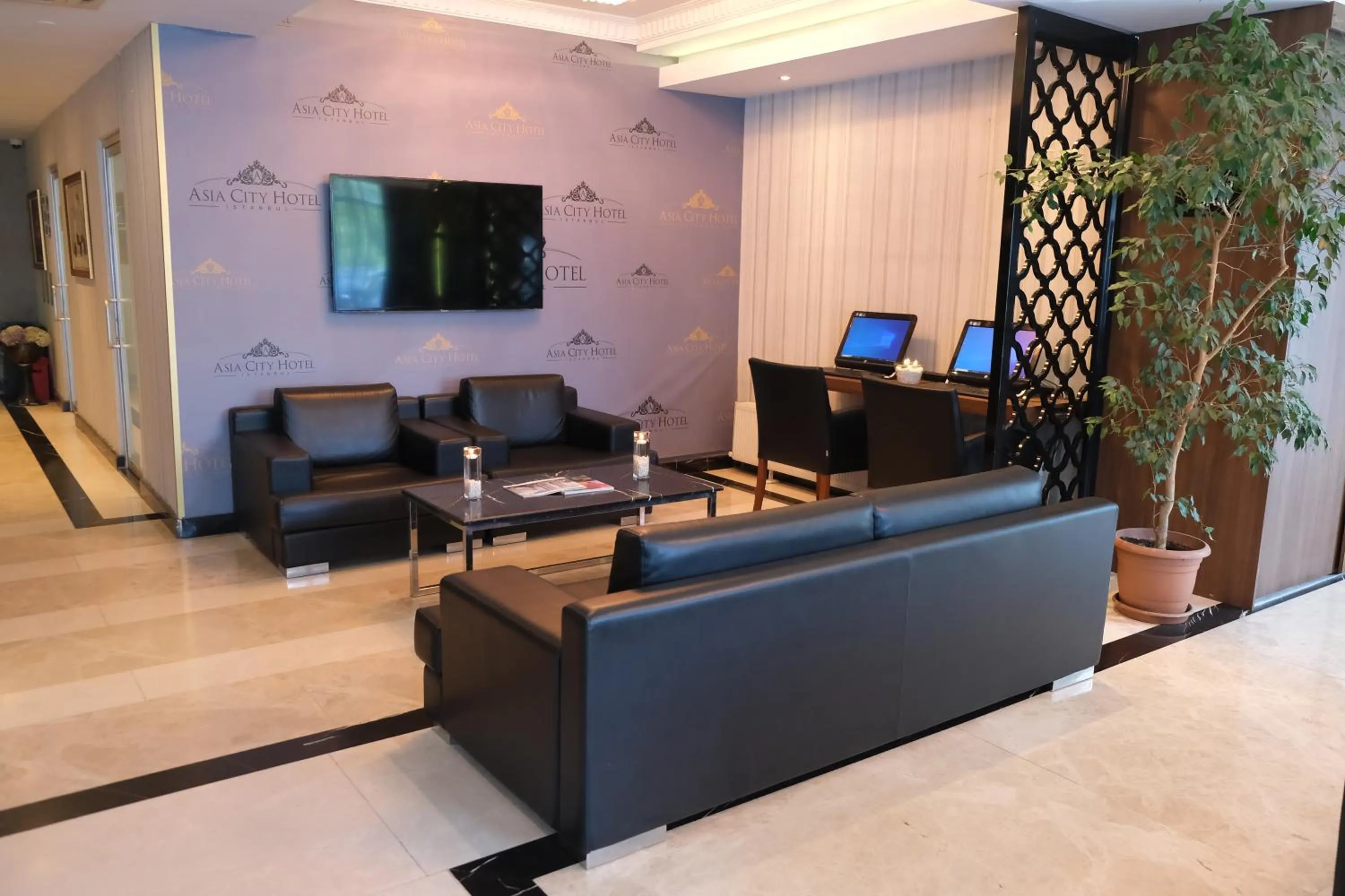 Communal lounge/ TV room in Asia City Hotel Istanbul