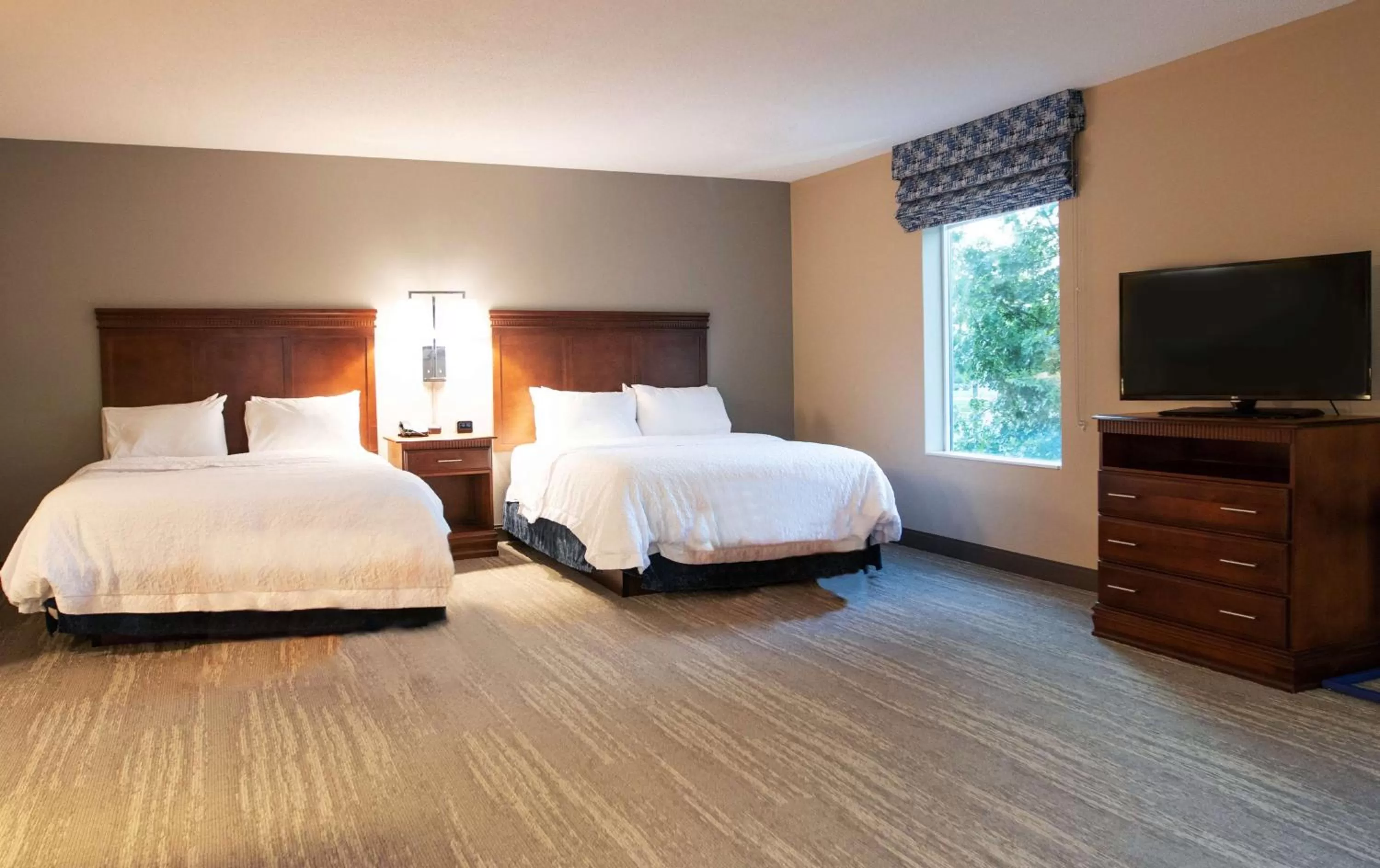 Bedroom, Bed in Hampton Inn Gloucester