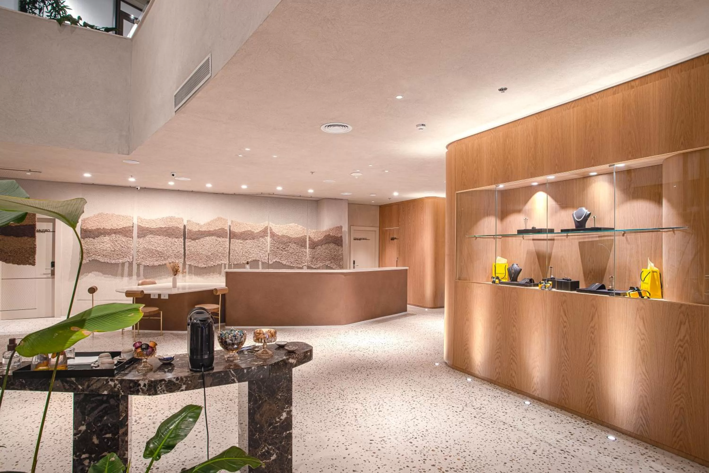 Lobby or reception in QOYA Hotel Curitiba, Curio Collection by Hilton