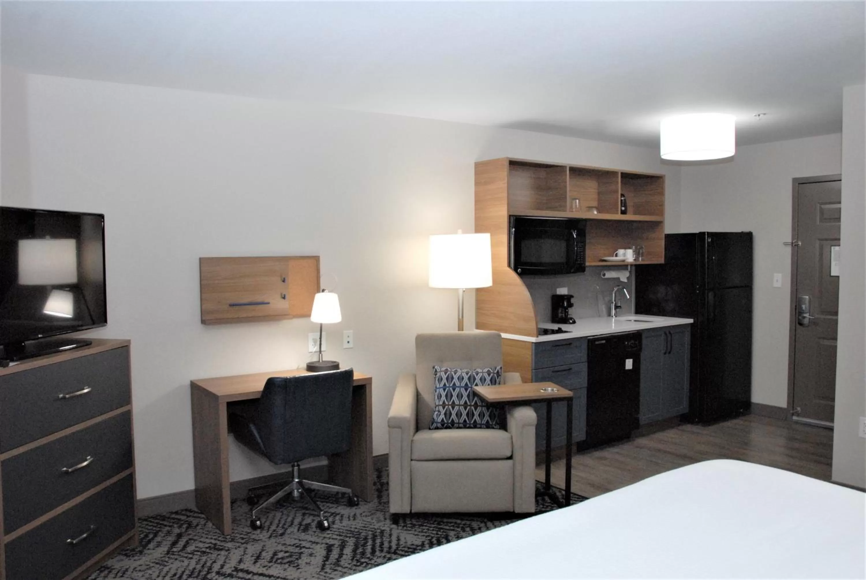 Photo of the whole room, Bed in Candlewood Suites Tallahassee by IHG