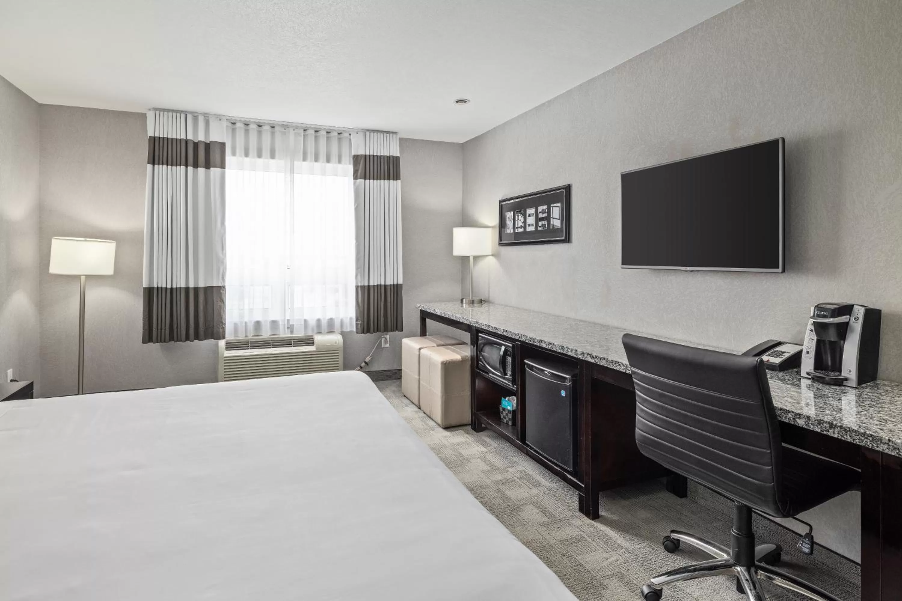 TV and multimedia, Bed in Home Inn & Suites Regina Airport