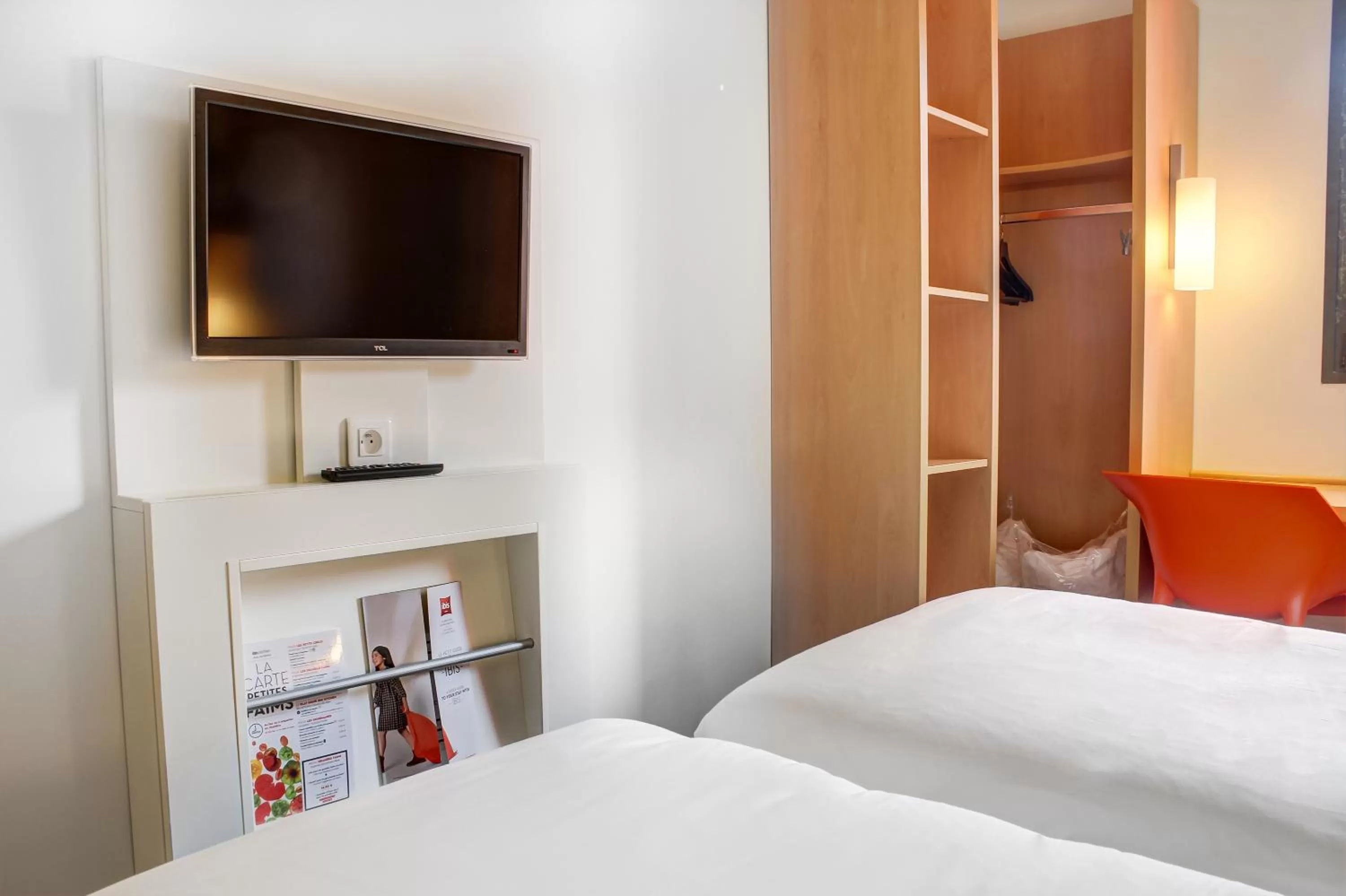 Bed in ibis Soissons