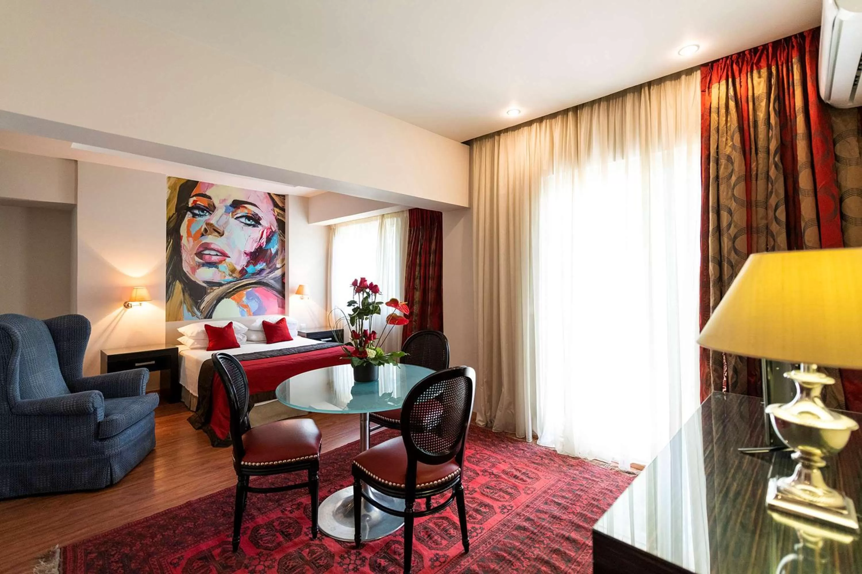 Photo of the whole room in Best Western Plus Embassy Hotel