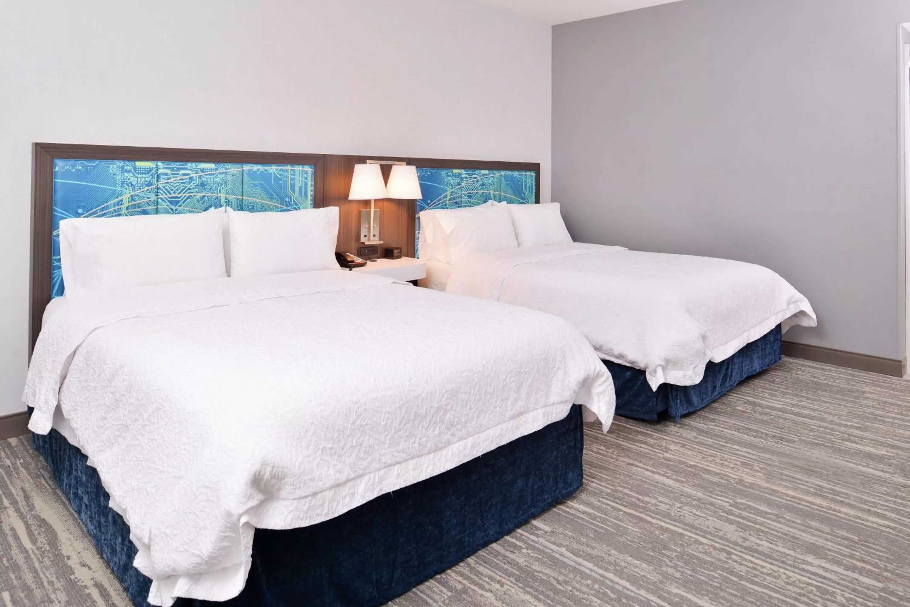 Bed in Hampton Inn & Suites Saint Paul Oakdale Woodbury