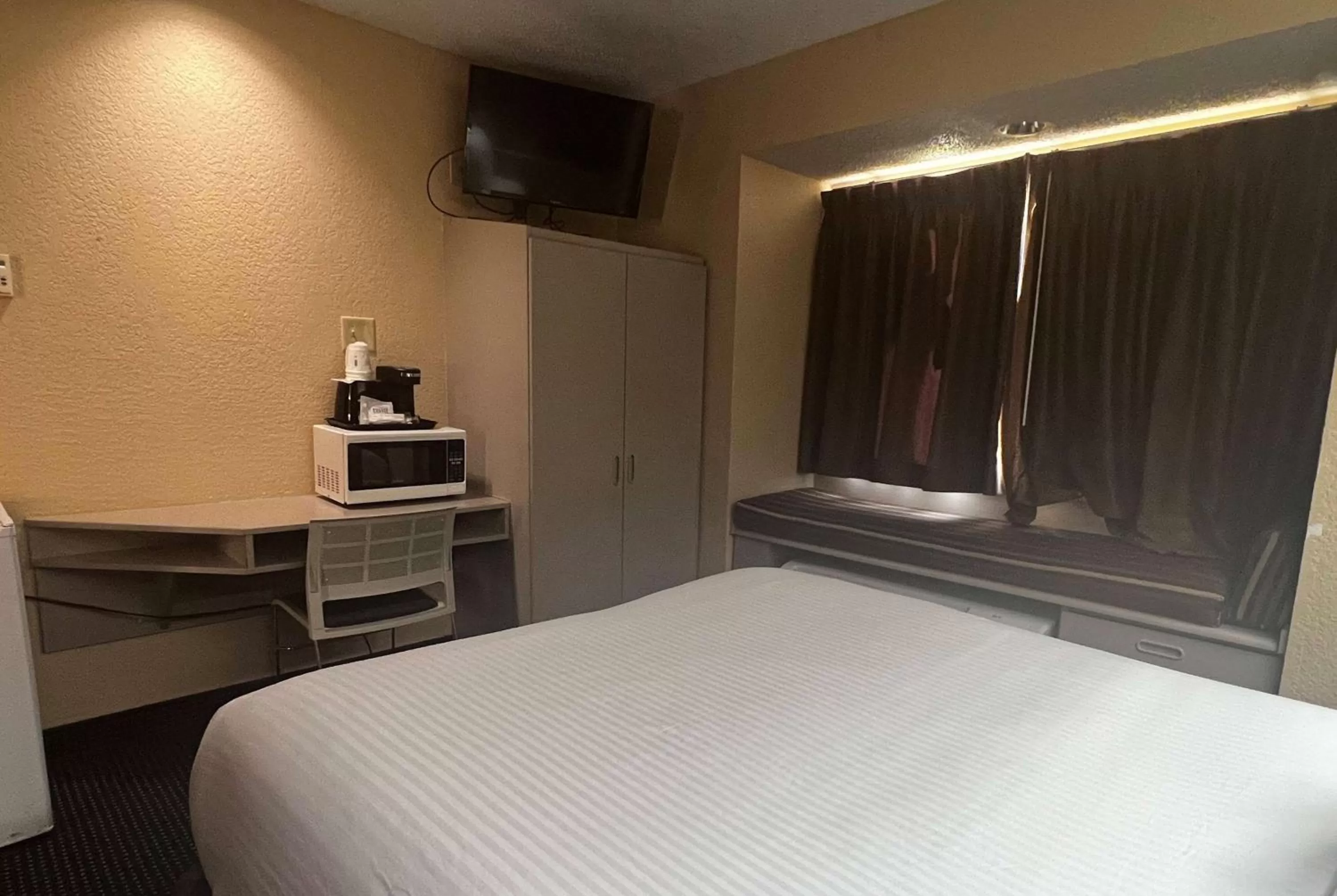 Photo of the whole room, Bed in Microtel Inn & Suites by Wyndham Houston/Webster/Nasa/Clearlake