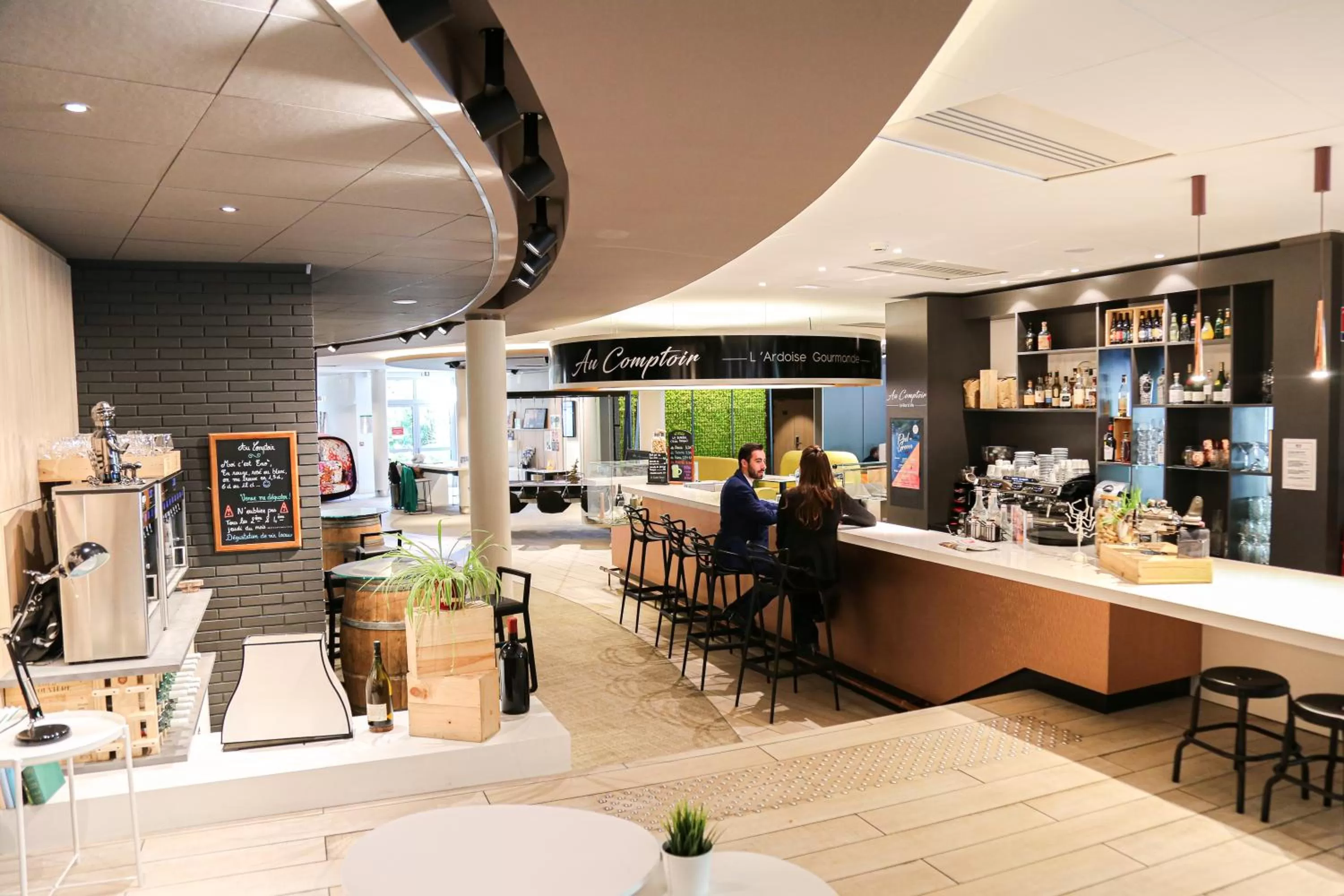 Lounge or bar in Novotel Resort & Spa Biarritz Anglet