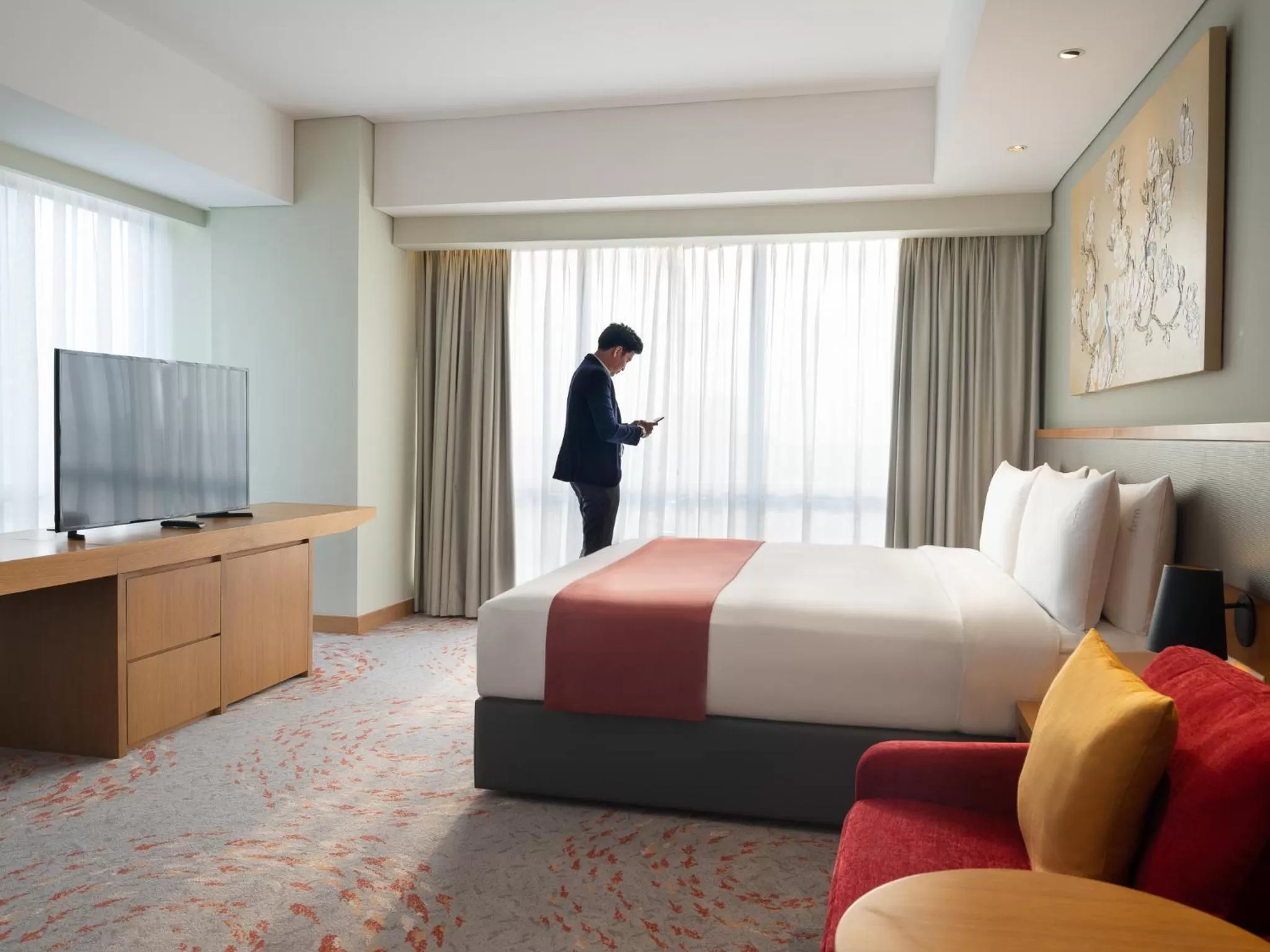 Photo of the whole room, Bed in Holiday Inn & Suites Jakarta Gajah Mada by IHG