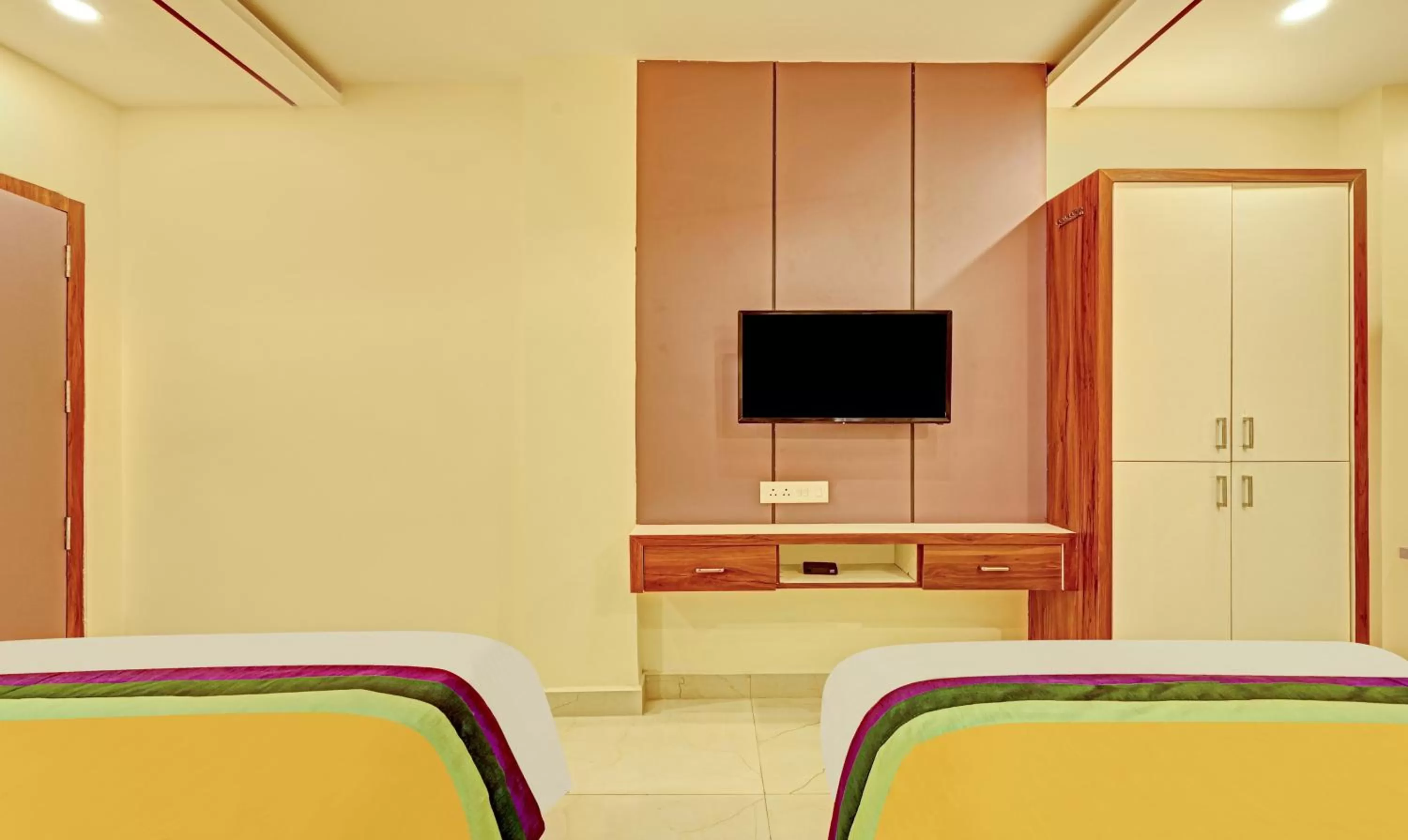 TV and multimedia in Itsy Hotels Sri Sai Grand Inn