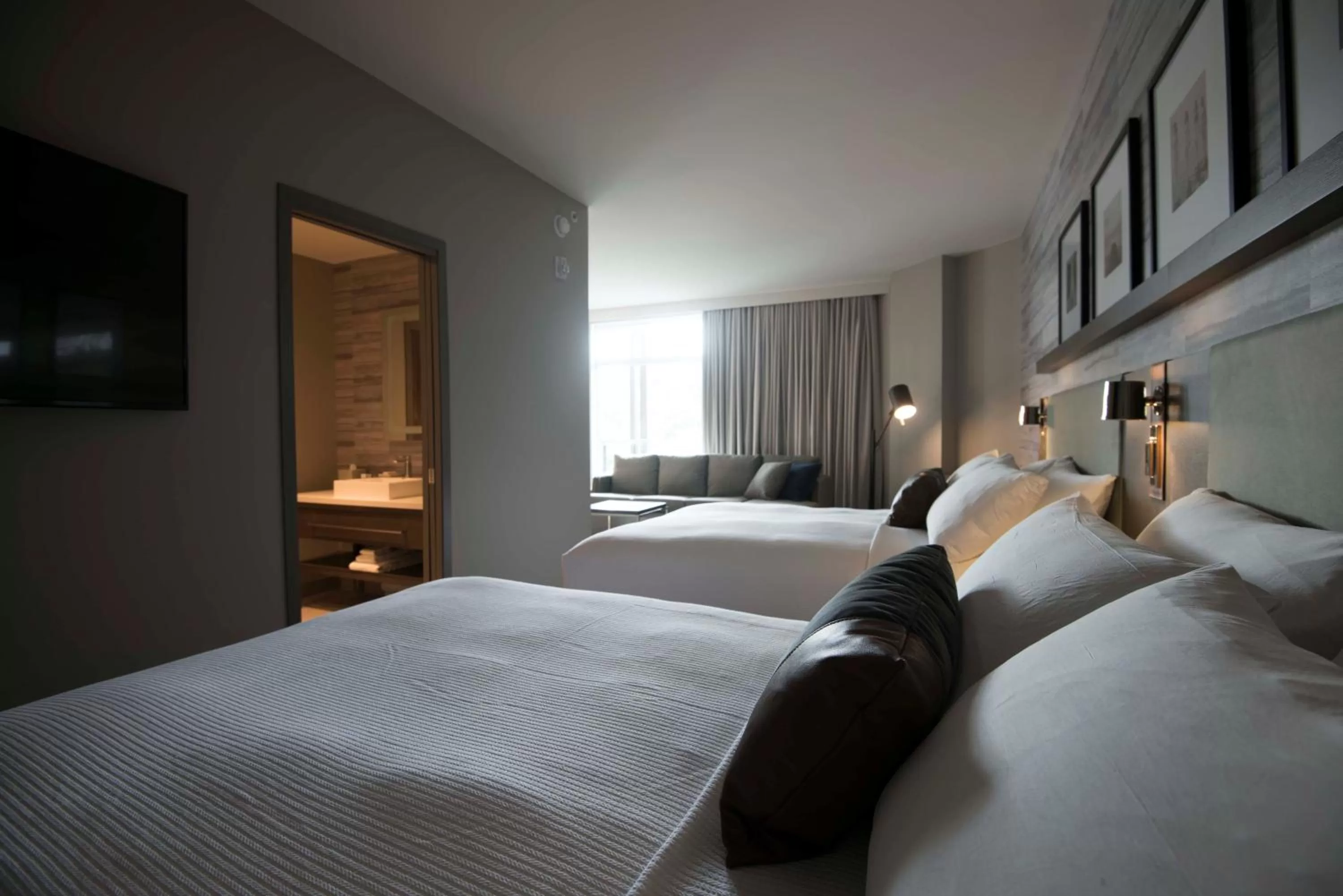 Queen Studio with Two Queen Beds - Mountain View in Entourage sur-le-Lac