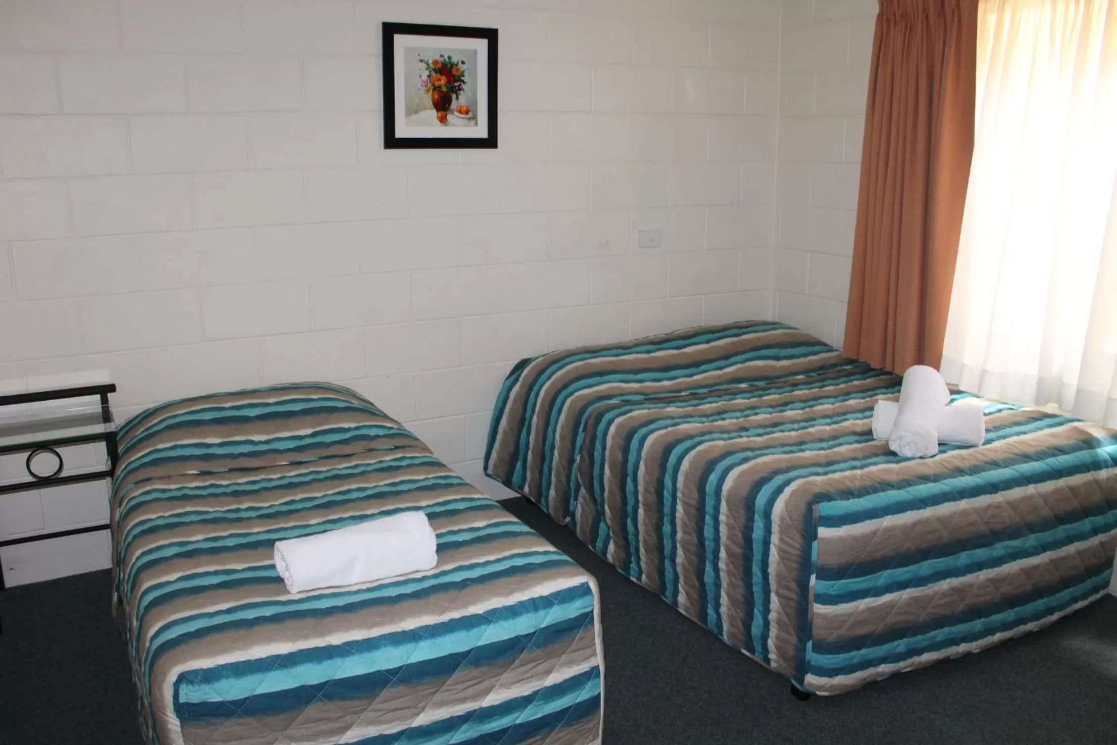 Bedroom, Bed in Oasis Inn Apartments