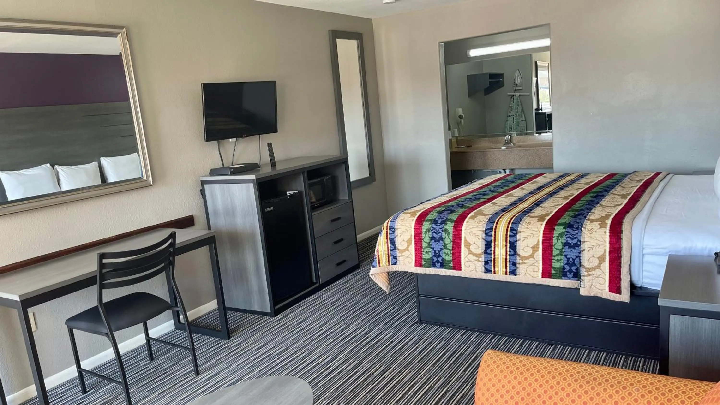 Bed in Executive Inn and Suites Houston