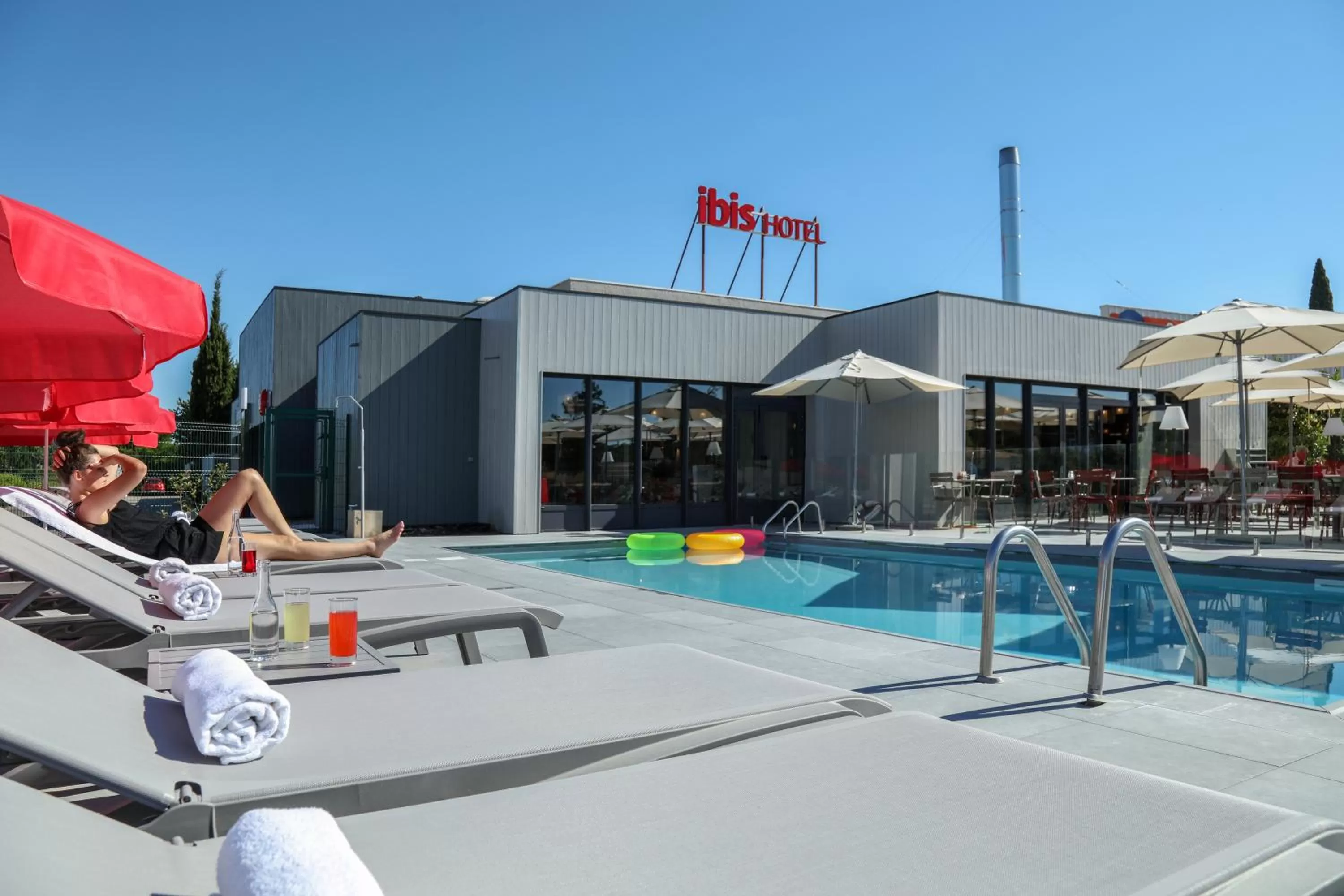 Swimming pool in ibis Orange Centre Echangeur A7 A9