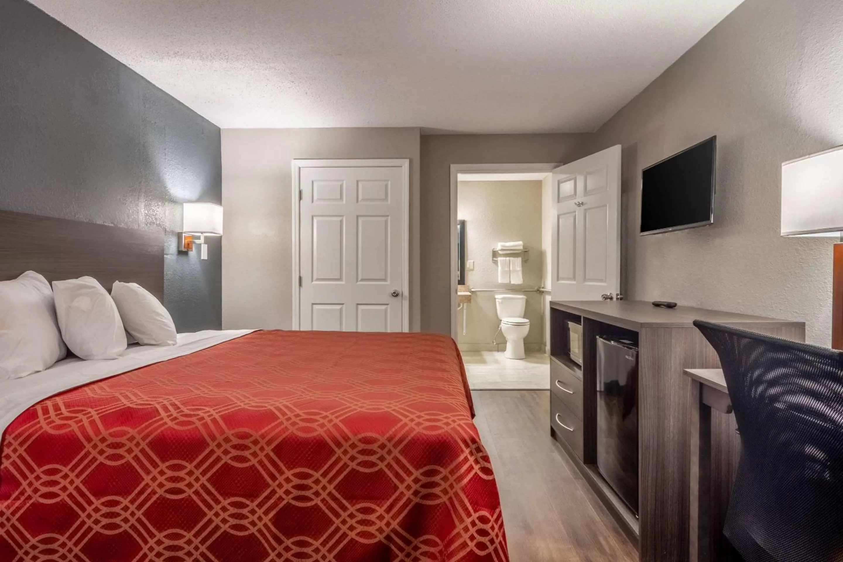 Photo of the whole room, Bed in Econo Lodge East Ridge