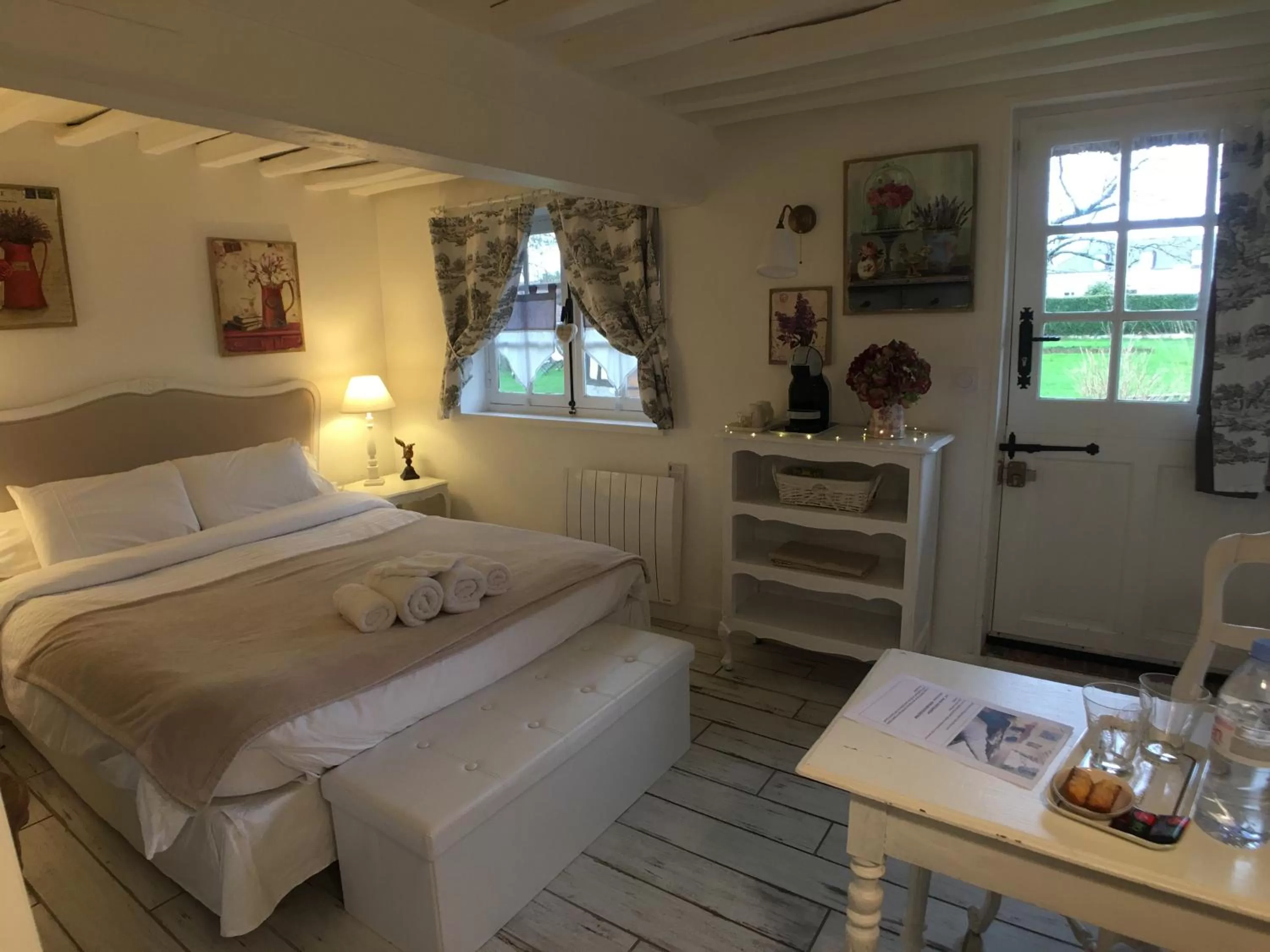 Photo of the whole room, Bed in La Romance et la Romanesque