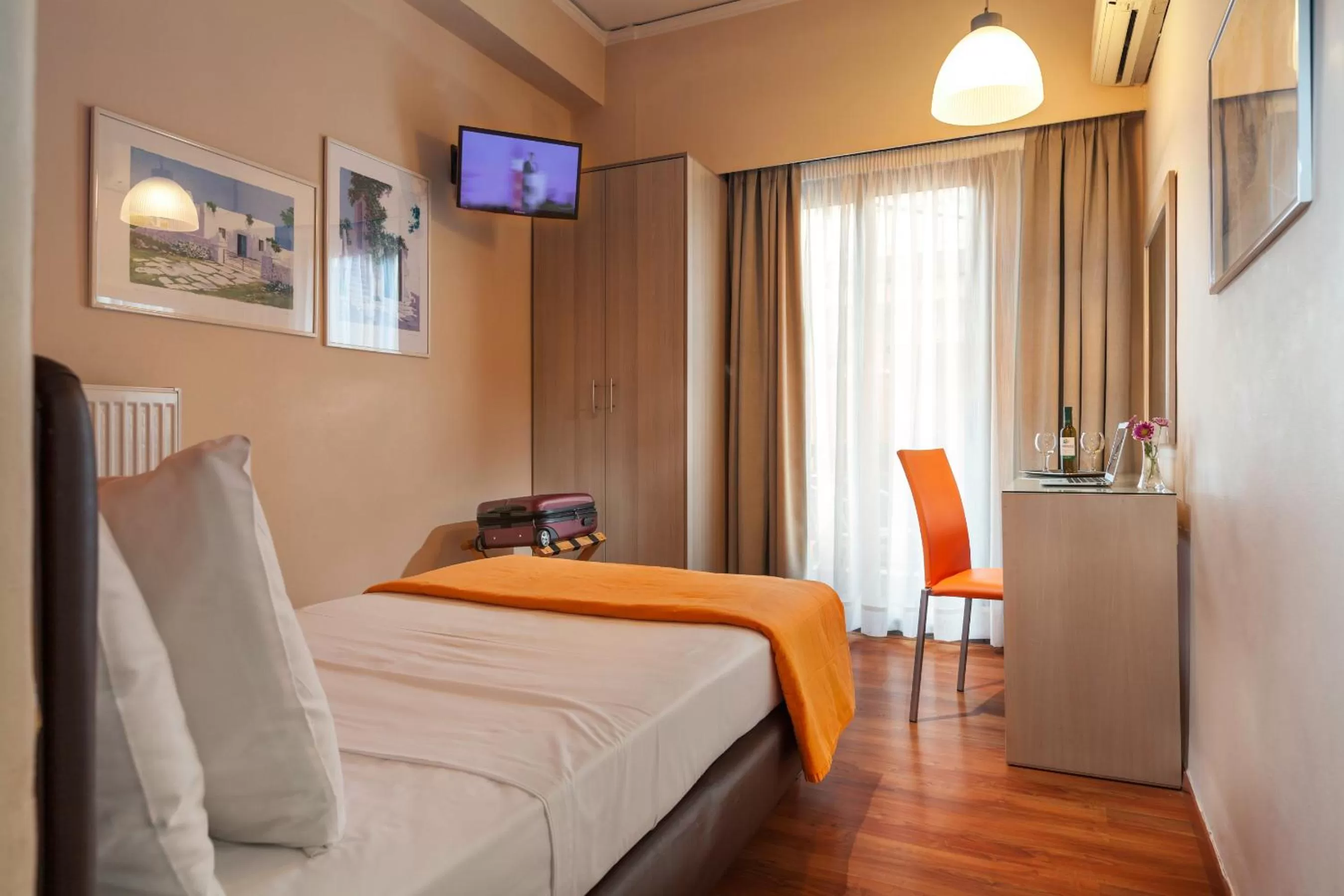 TV and multimedia, Bed in Lilia Hotel